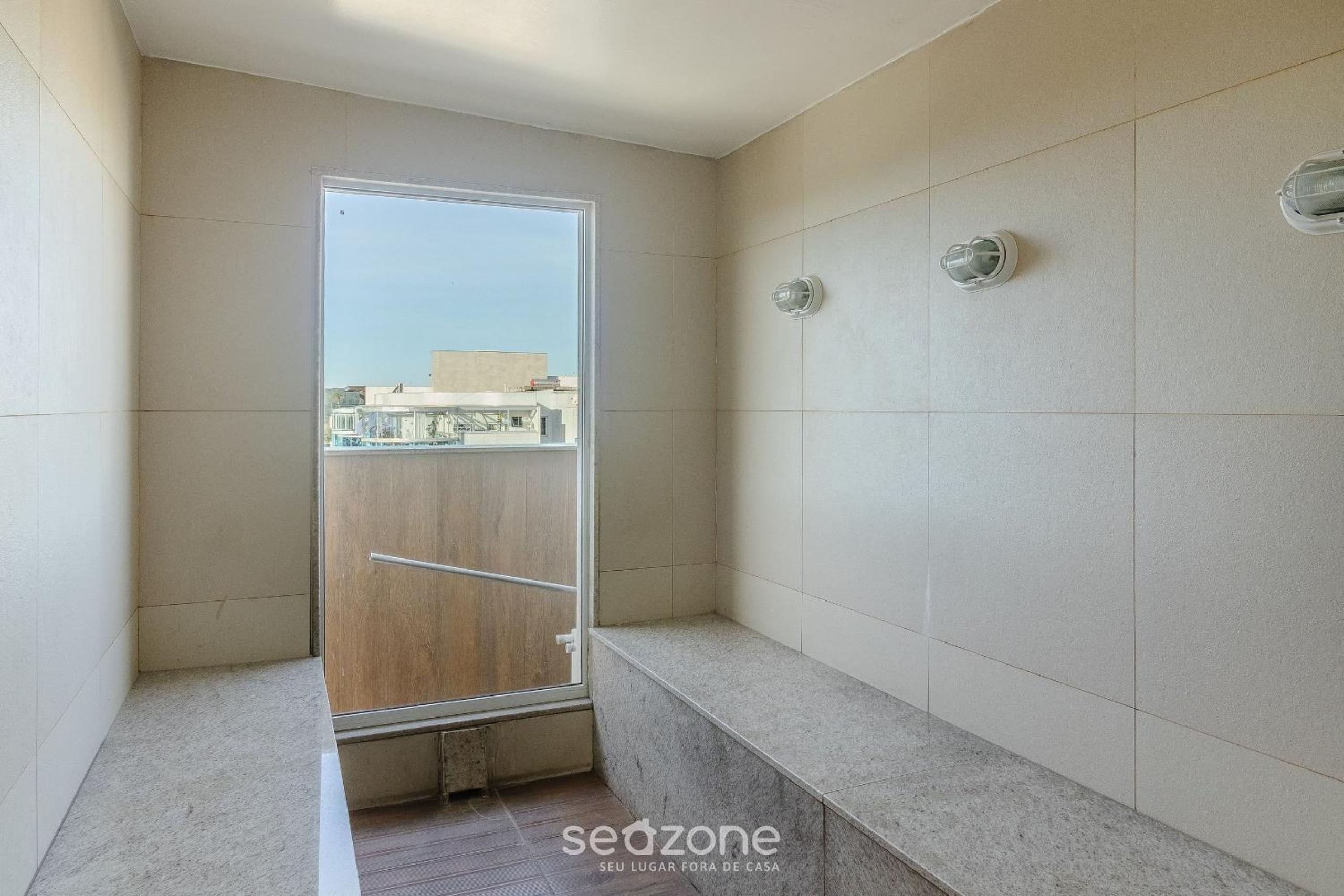 Stay with pool and sauna just steps from the beach in Cabo Frio - HSC