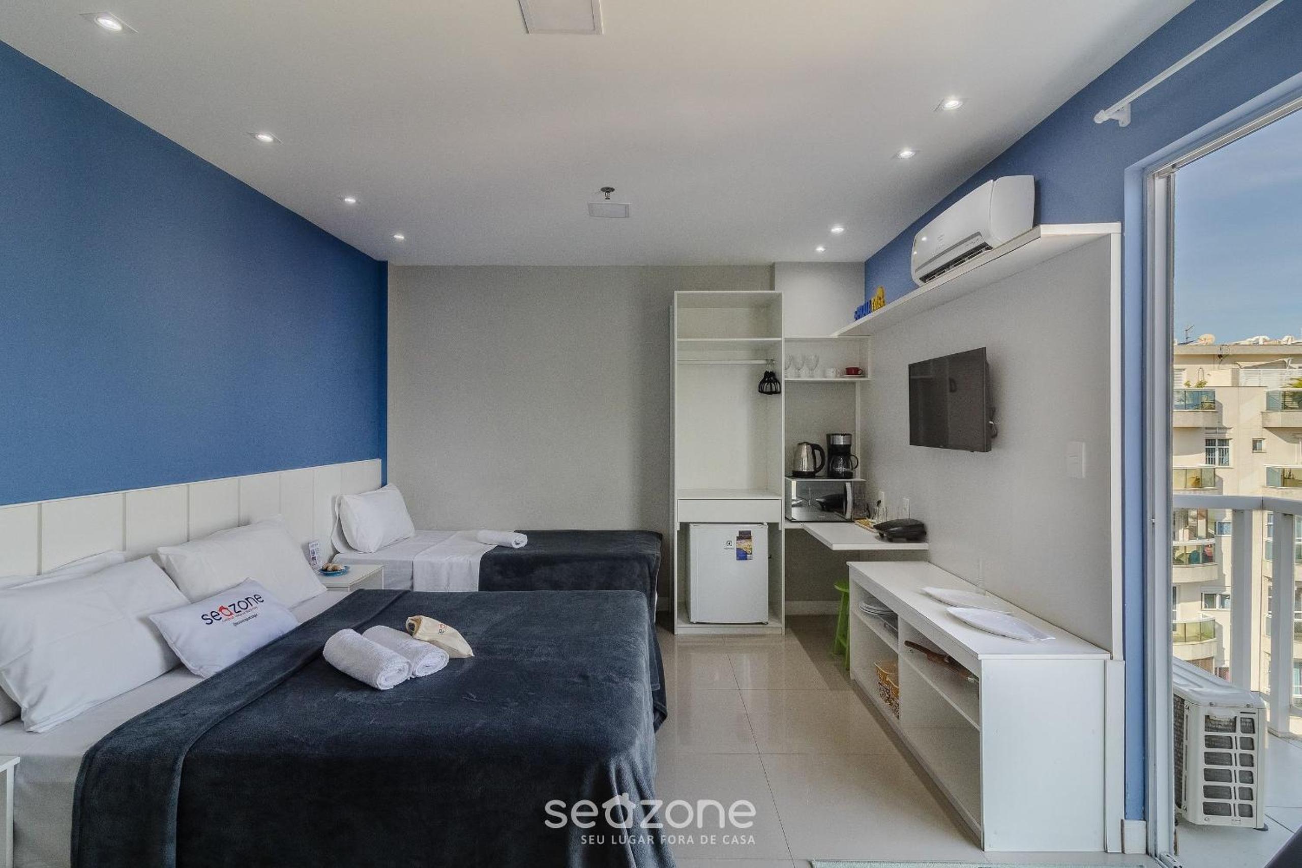 Stay with pool and sauna just steps from the beach in Cabo Frio - HSC