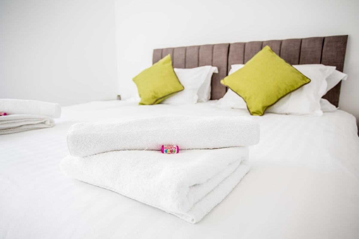 Halford House 3 Bed Town Centre Home from Home with Parking for 2 cars Prime Location Tamworth