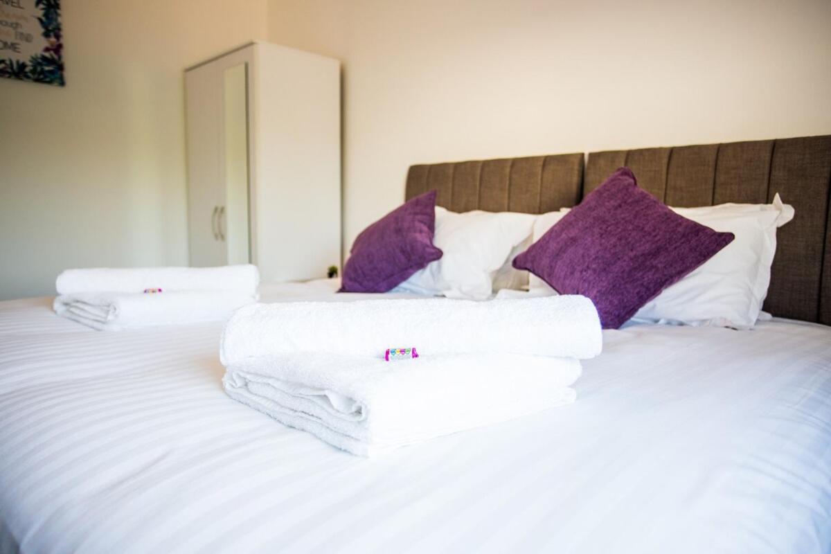 Halford House 3 Bed Town Centre Home from Home with Parking for 2 cars Prime Location Tamworth