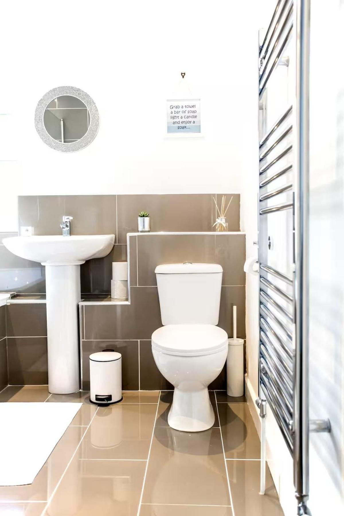 Halford House 3 Bed Town Centre Home from Home with Parking for 2 cars Prime Location Tamworth