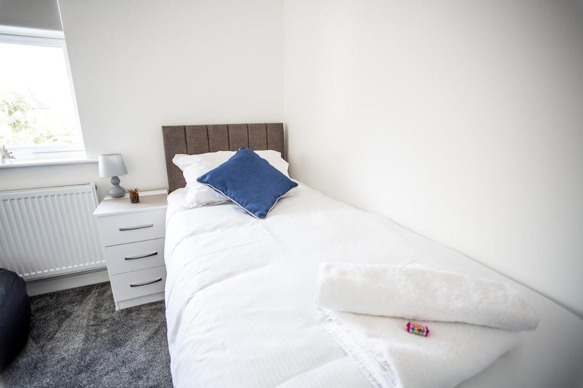 Halford House 3 Bed Town Centre Home from Home with Parking for 2 cars Prime Location Tamworth