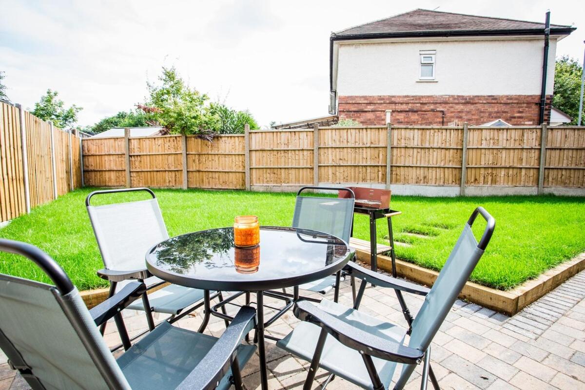 Halford House 3 Bed Town Centre Home from Home with Parking for 2 cars Prime Location Tamworth