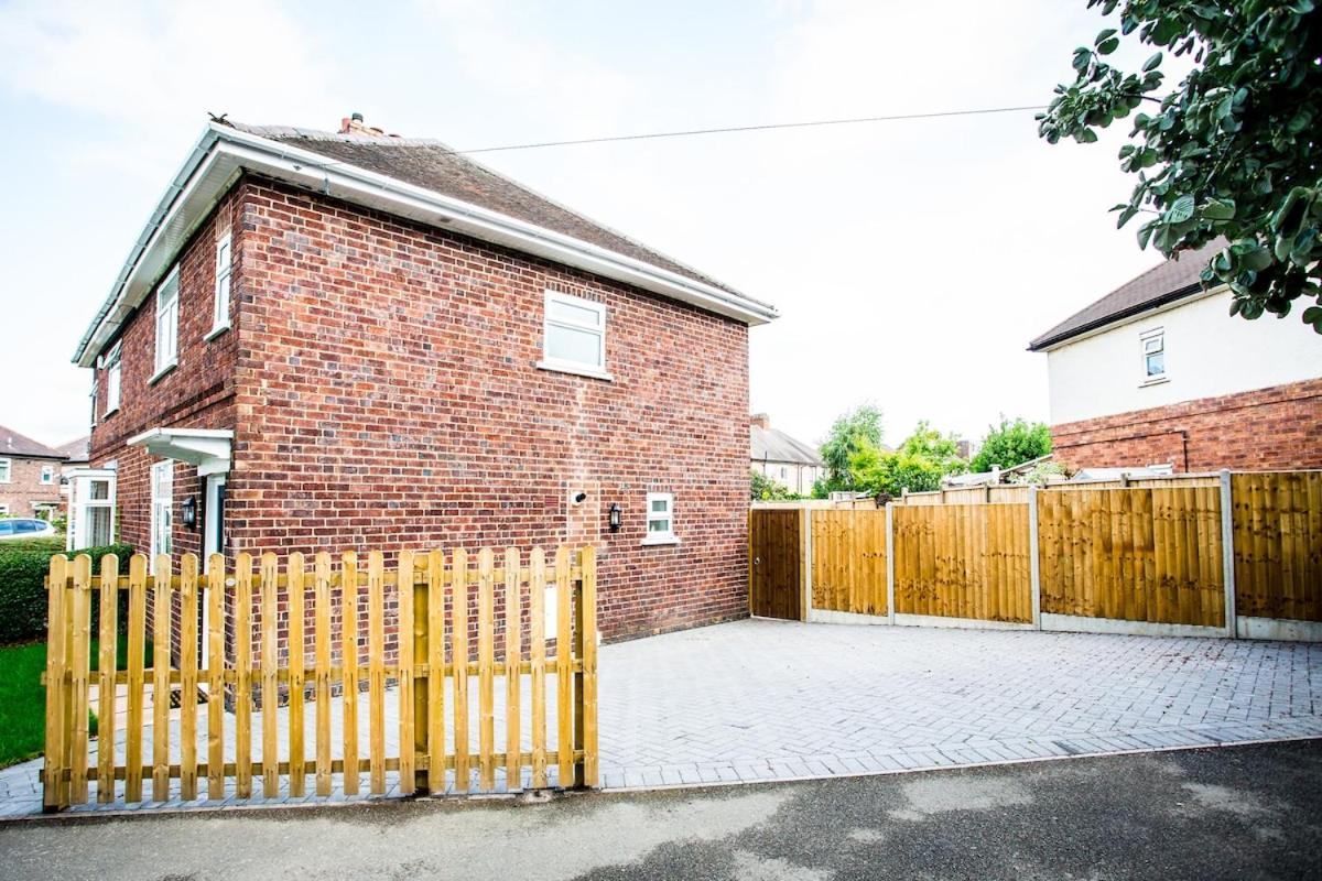 Halford House 3 Bed Town Centre Home from Home with Parking for 2 cars Prime Location Tamworth