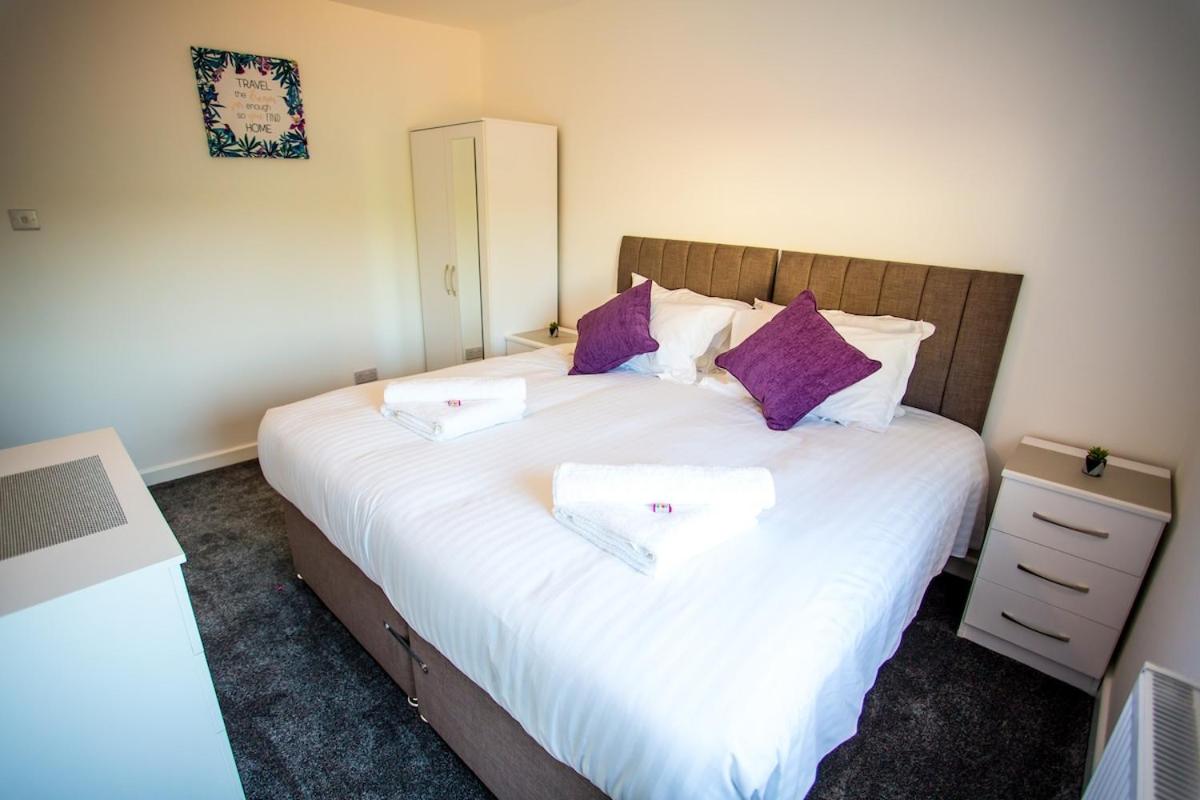 Halford House 3 Bed Town Centre Home from Home with Parking for 2 cars Prime Location Tamworth