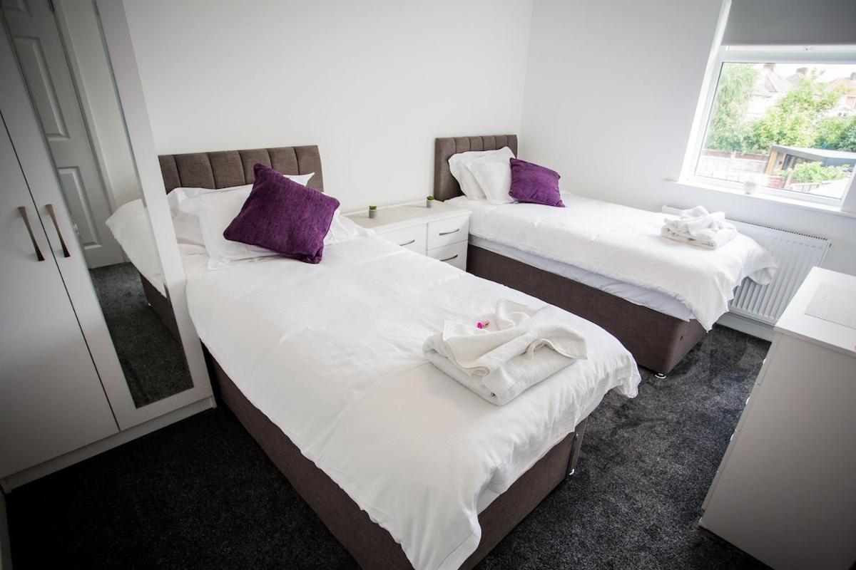 Halford House 3 Bed Town Centre Home from Home with Parking for 2 cars Prime Location Tamworth