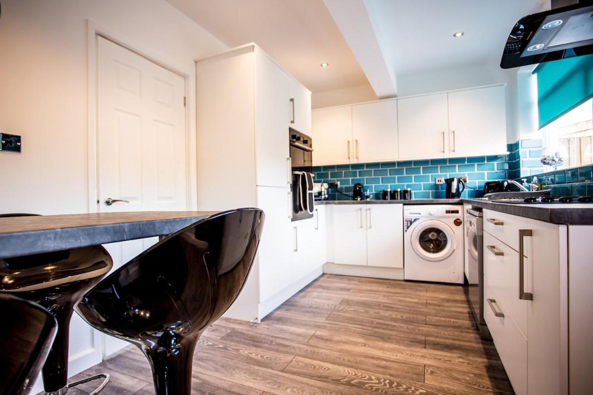 Halford House 3 Bed Town Centre Home from Home with Parking for 2 cars Prime Location Tamworth