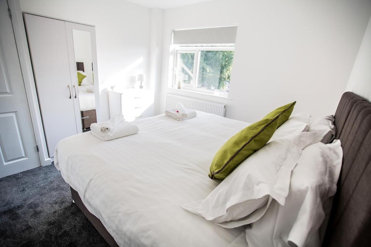 Halford House 3 Bed Town Centre Home from Home with Parking for 2 cars Prime Location Tamworth