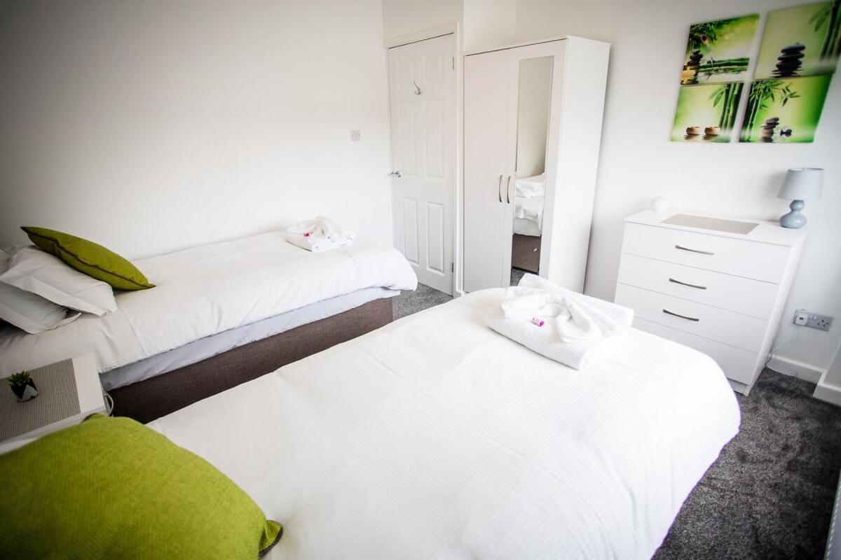 Halford House 3 Bed Town Centre Home from Home with Parking for 2 cars Prime Location Tamworth