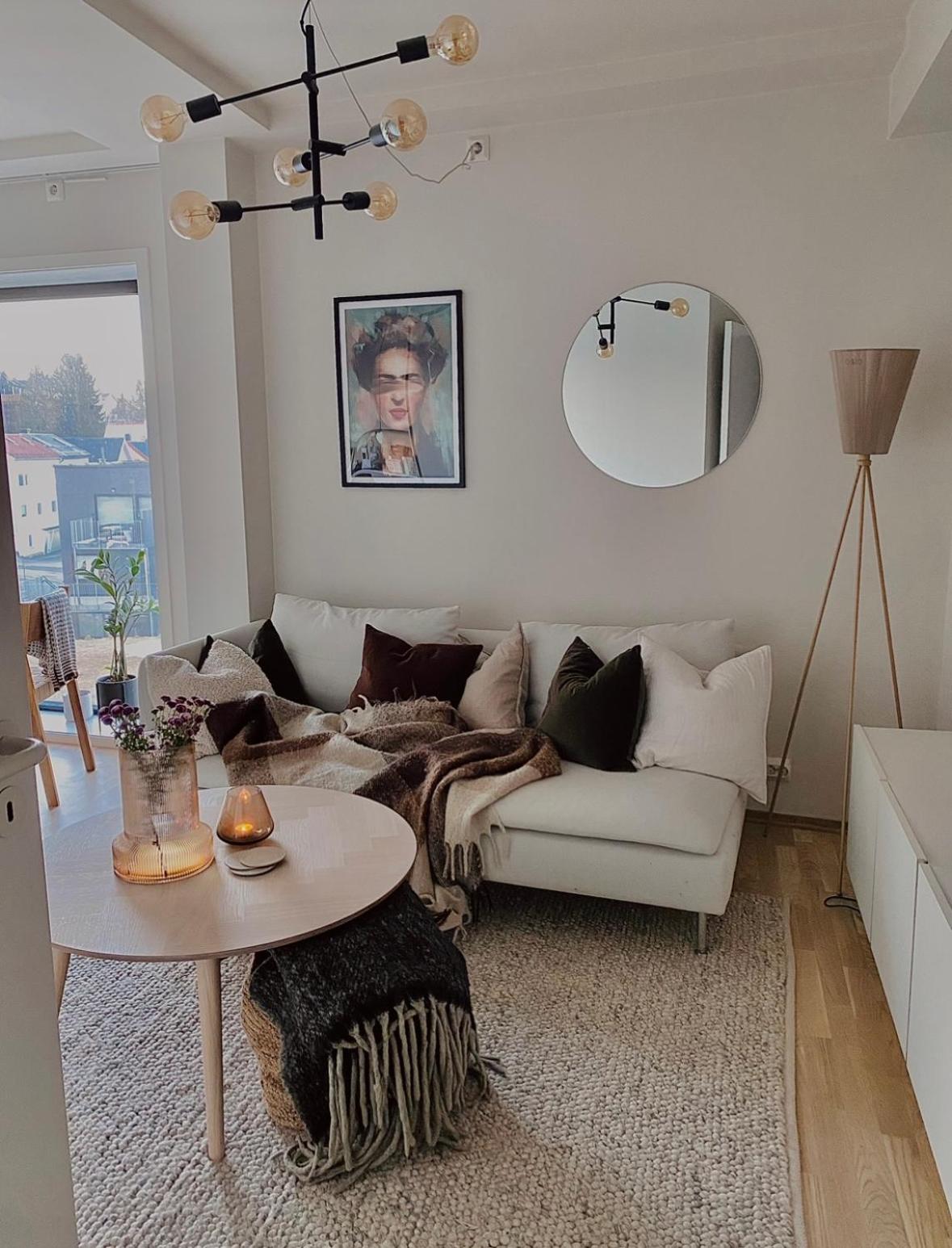 Delicate city apartment with mountain view