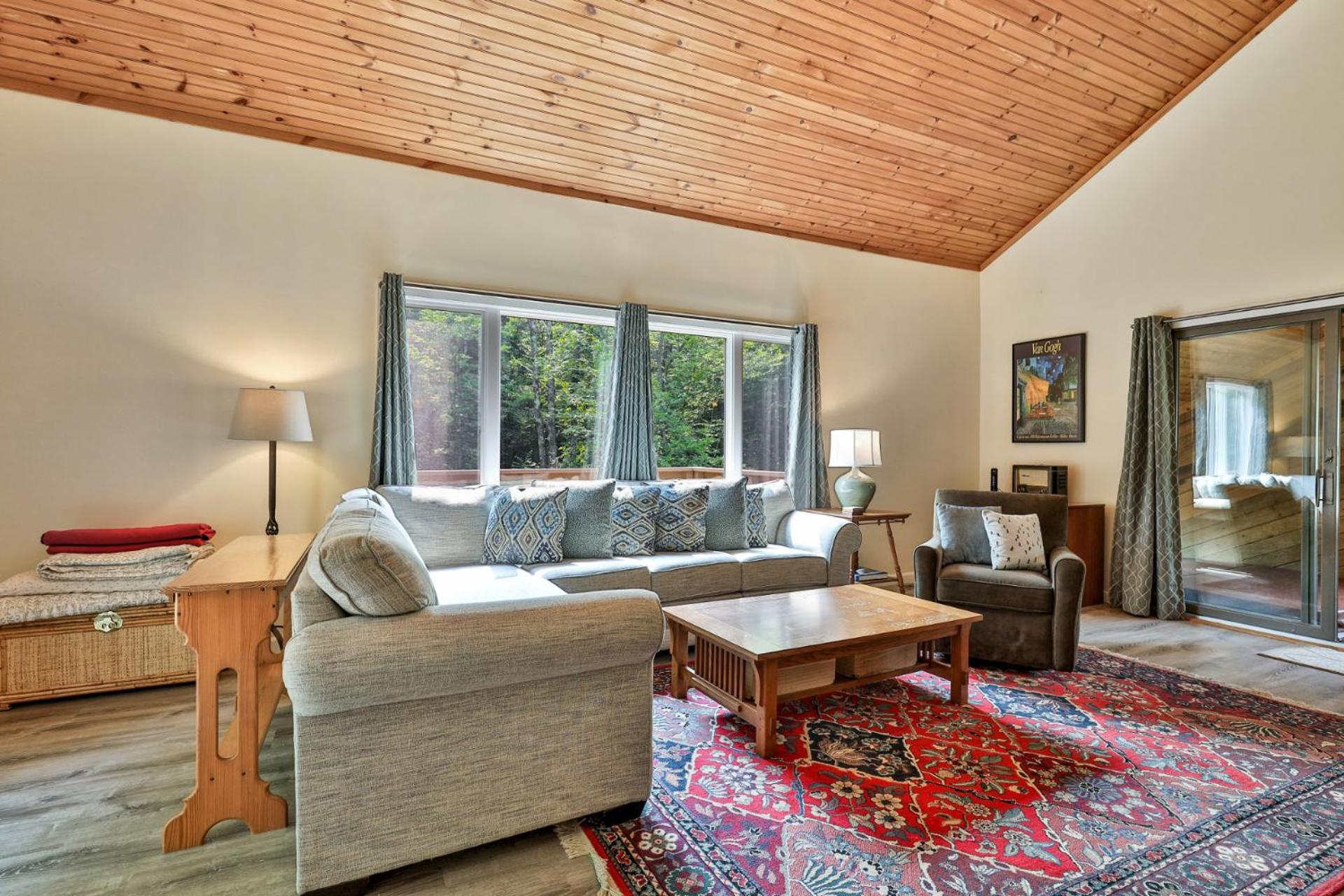 Private Killington Home with Indoor Hot Tub and 2 Living Rooms