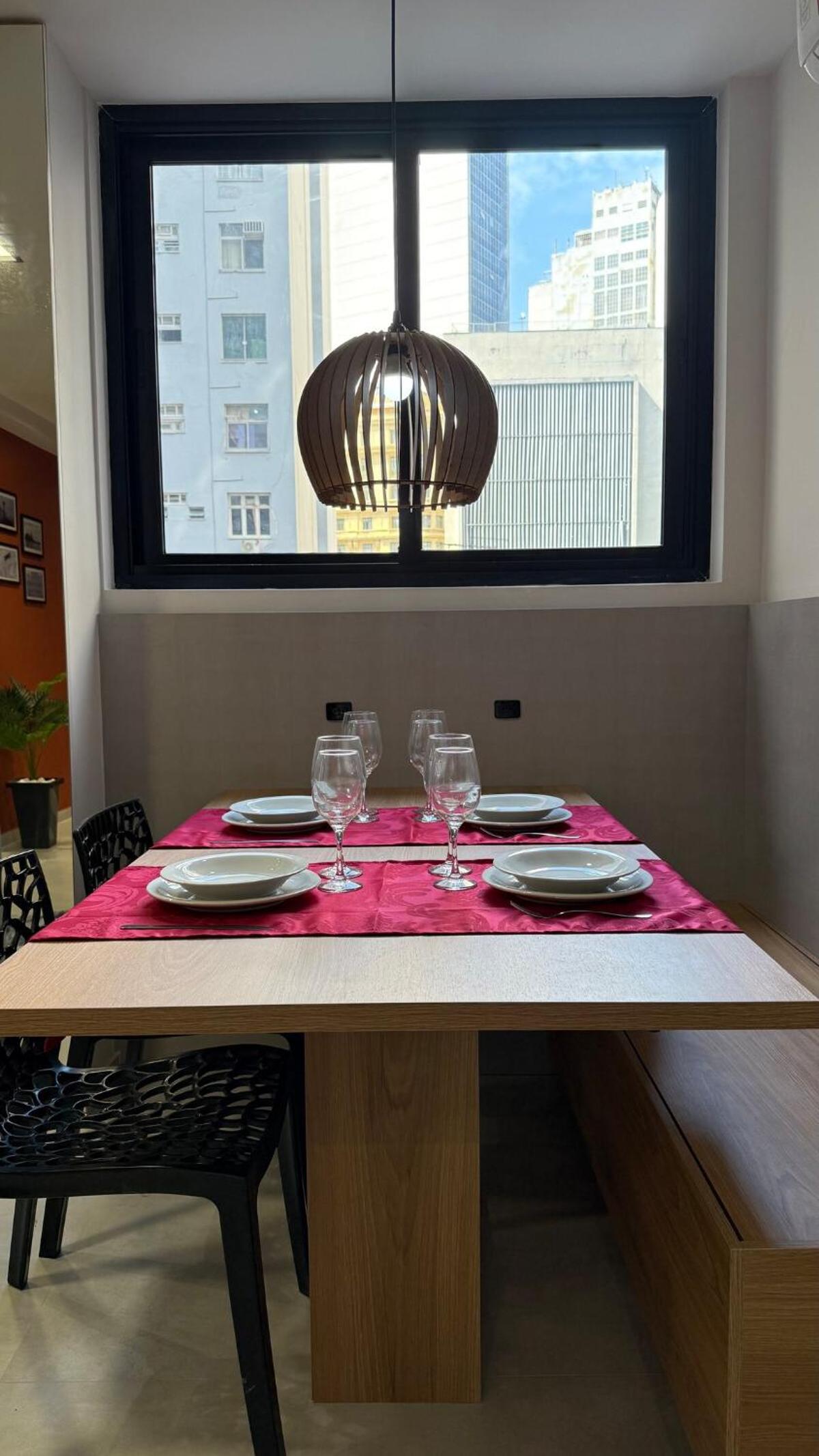 Studio 4pessoas, WiFi, Sauna, Enxoval, Arcos da Lapa, a 5 minutos da Petrobras, próximo a VLT e Metro para Copacabana