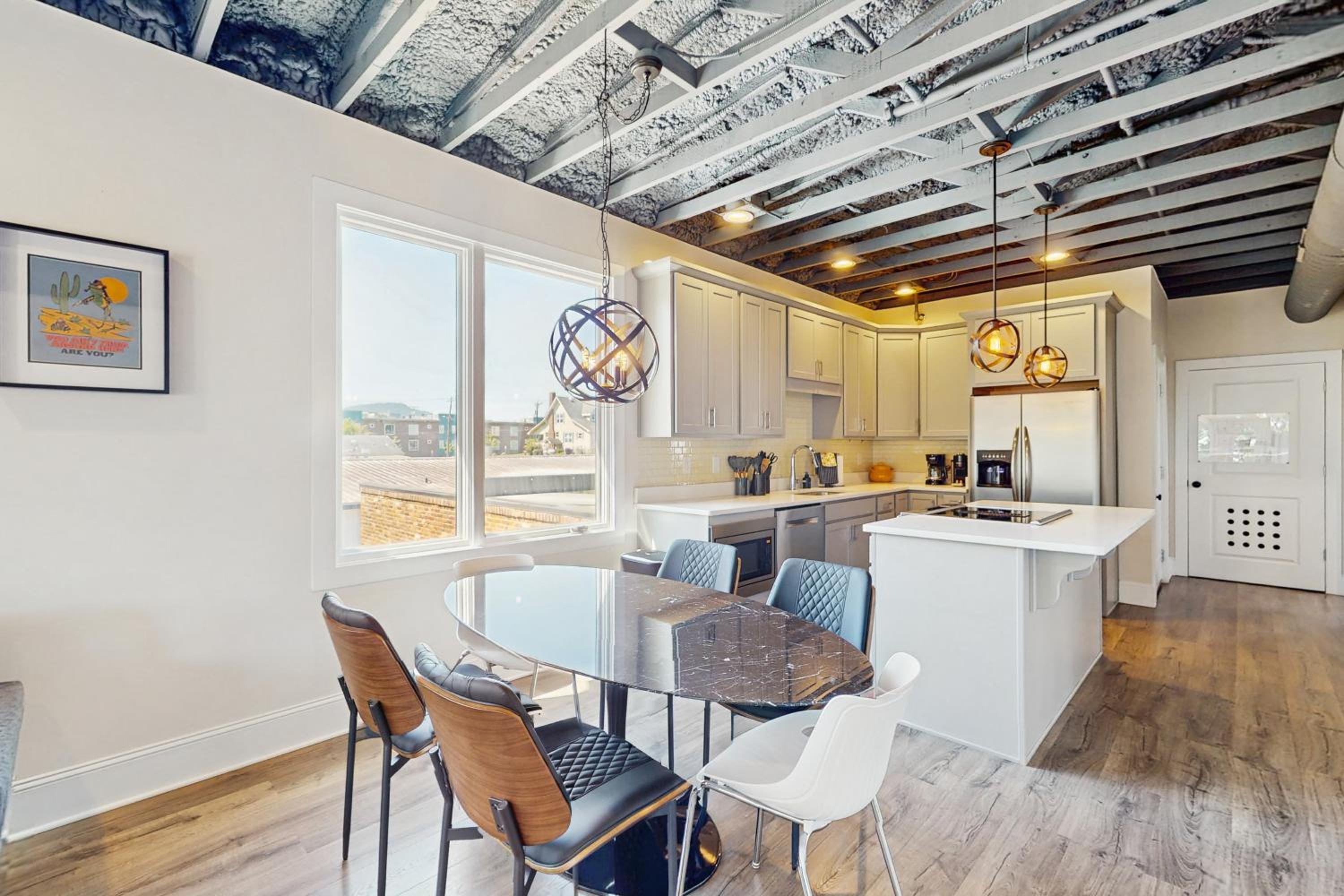 Walkable Gem! Dtwn Chattanooga Base with Balcony