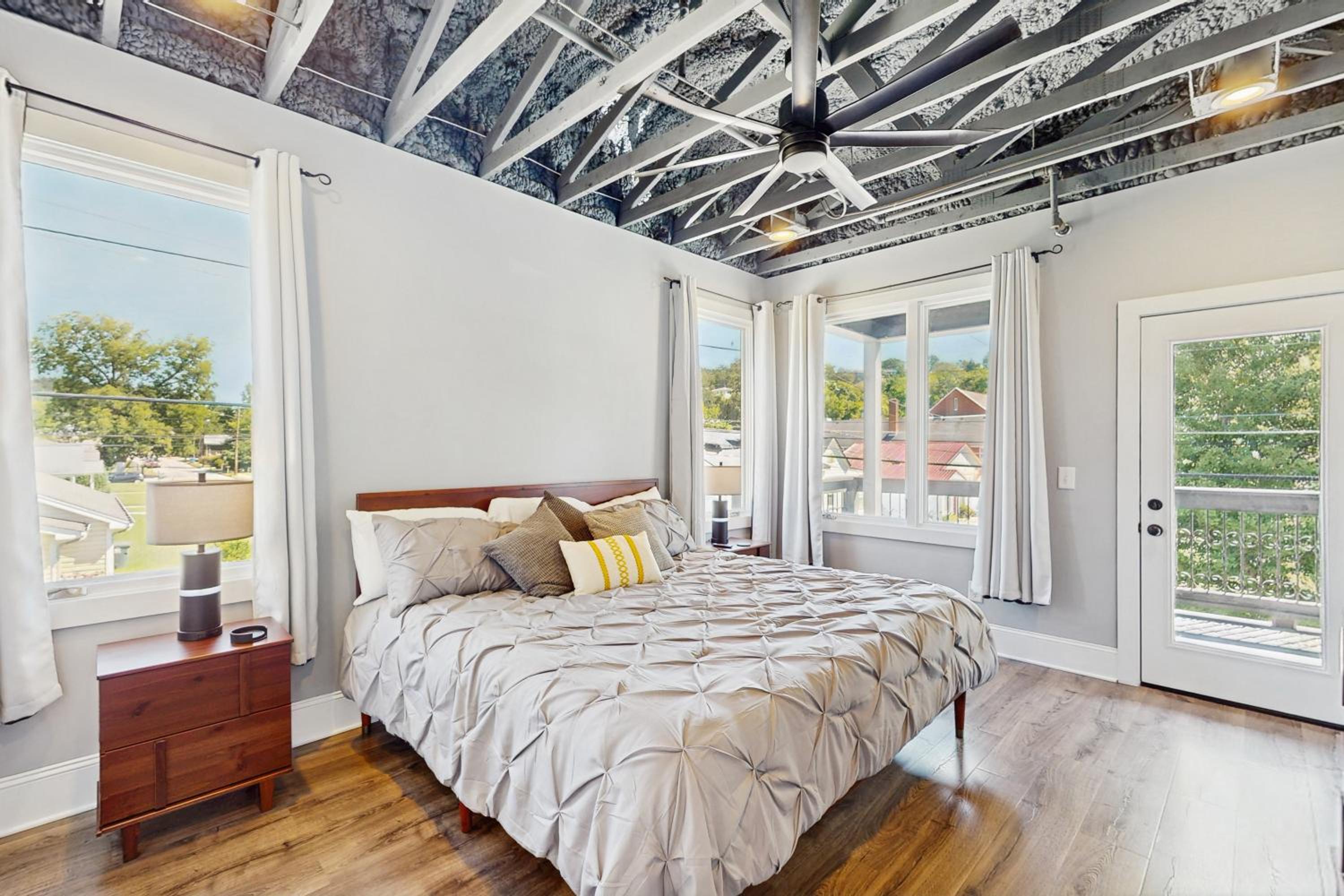 Walkable Gem! Dtwn Chattanooga Base with Balcony