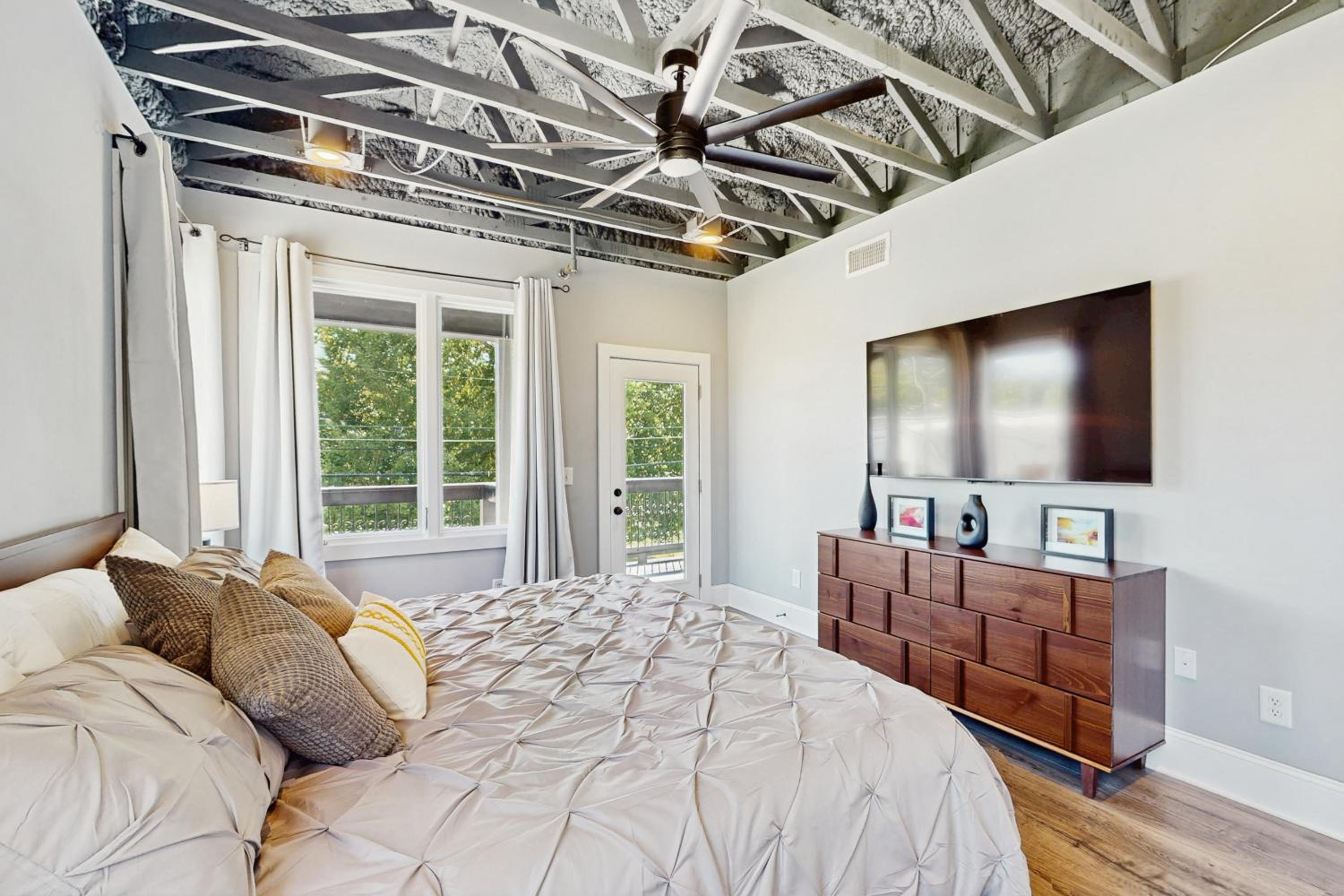 Walkable Gem! Dtwn Chattanooga Base with Balcony