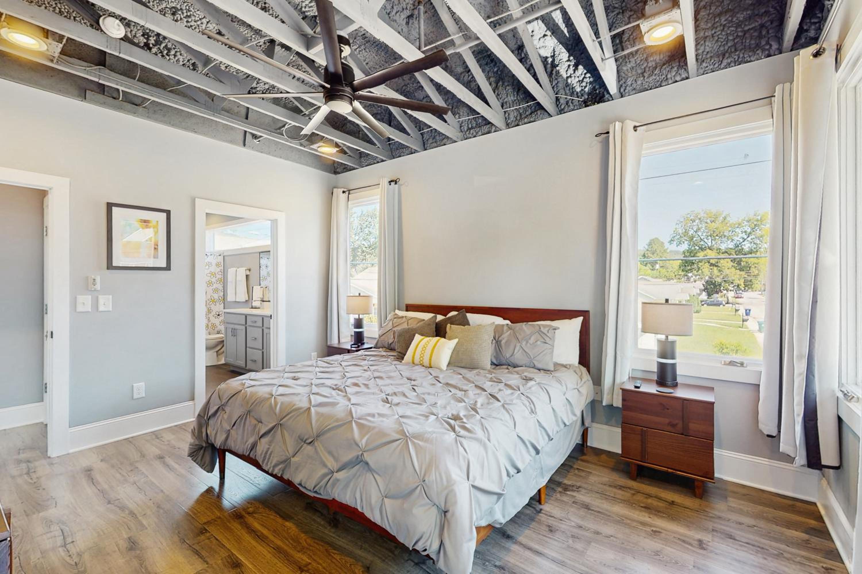 Walkable Gem! Dtwn Chattanooga Base with Balcony
