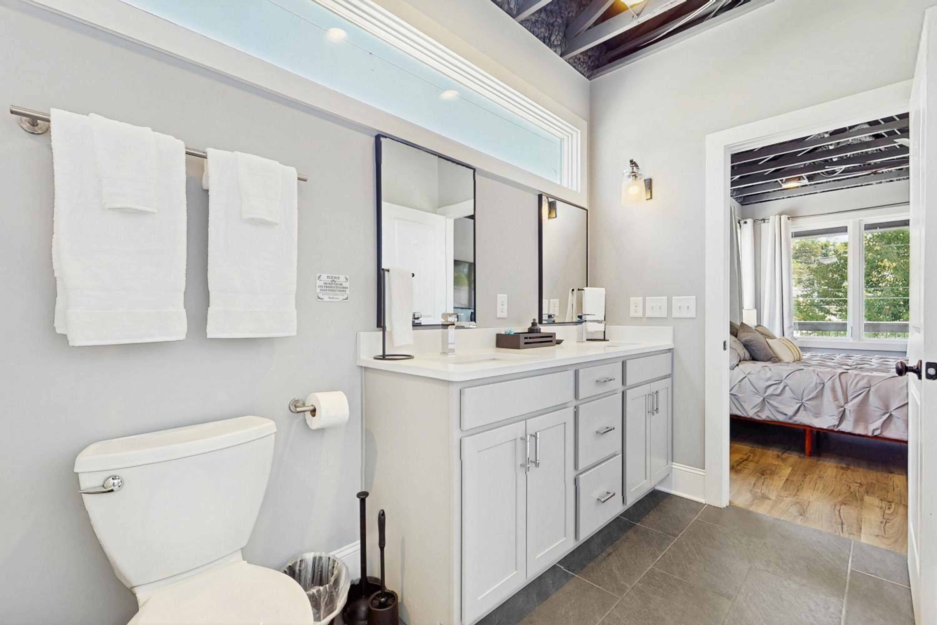 Walkable Gem! Dtwn Chattanooga Base with Balcony
