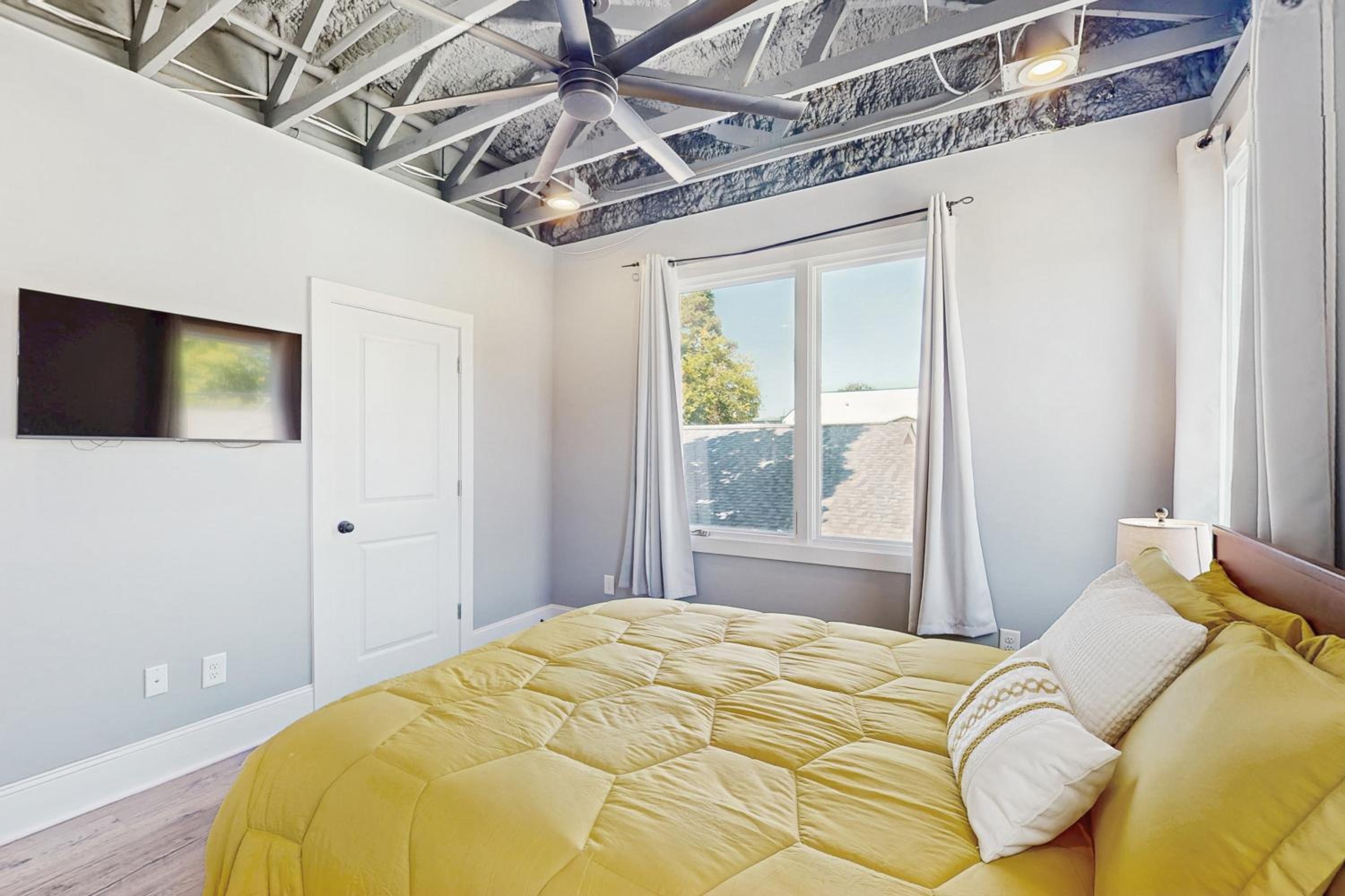 Walkable Gem! Dtwn Chattanooga Base with Balcony