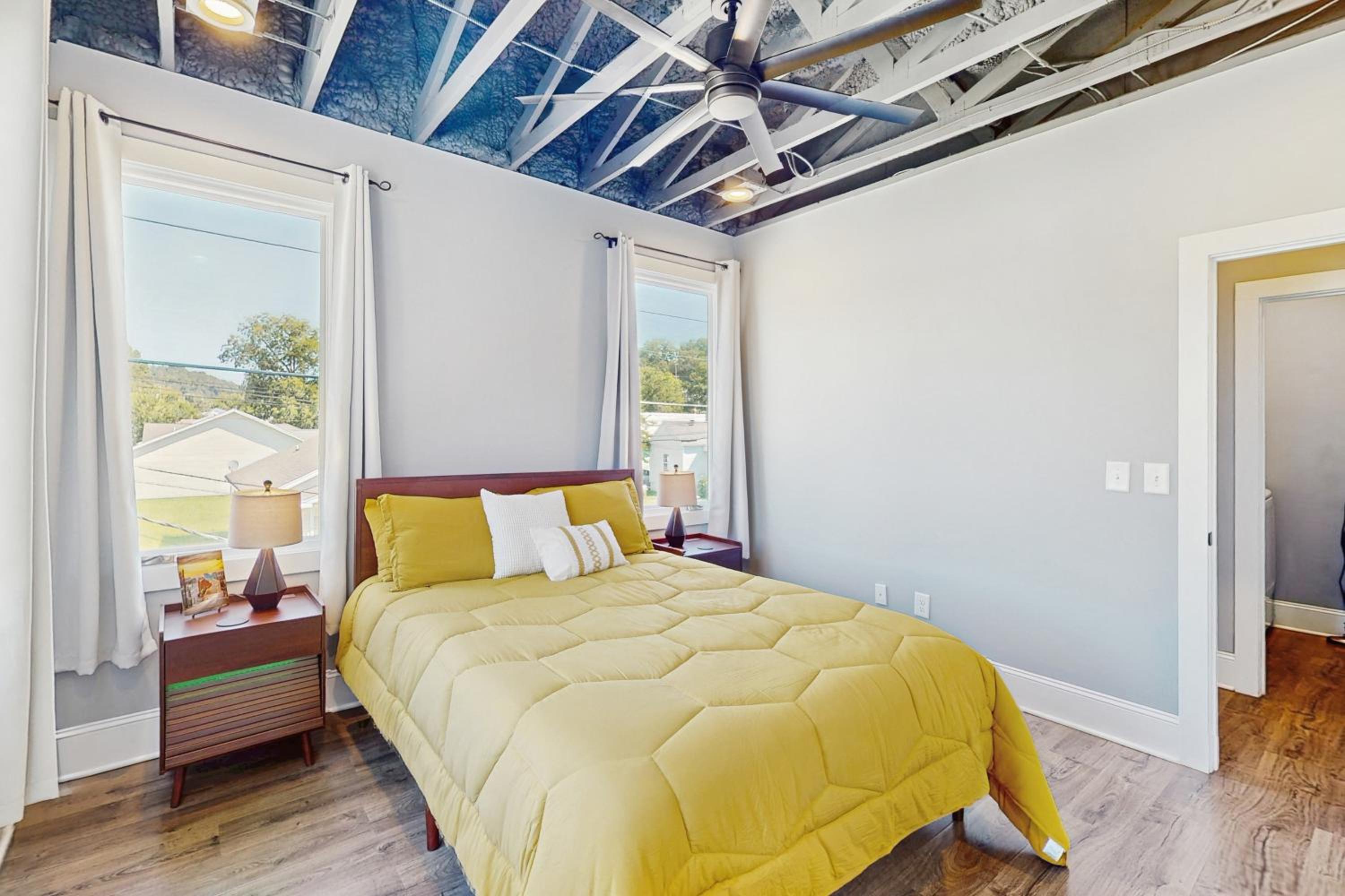 Walkable Gem! Dtwn Chattanooga Base with Balcony