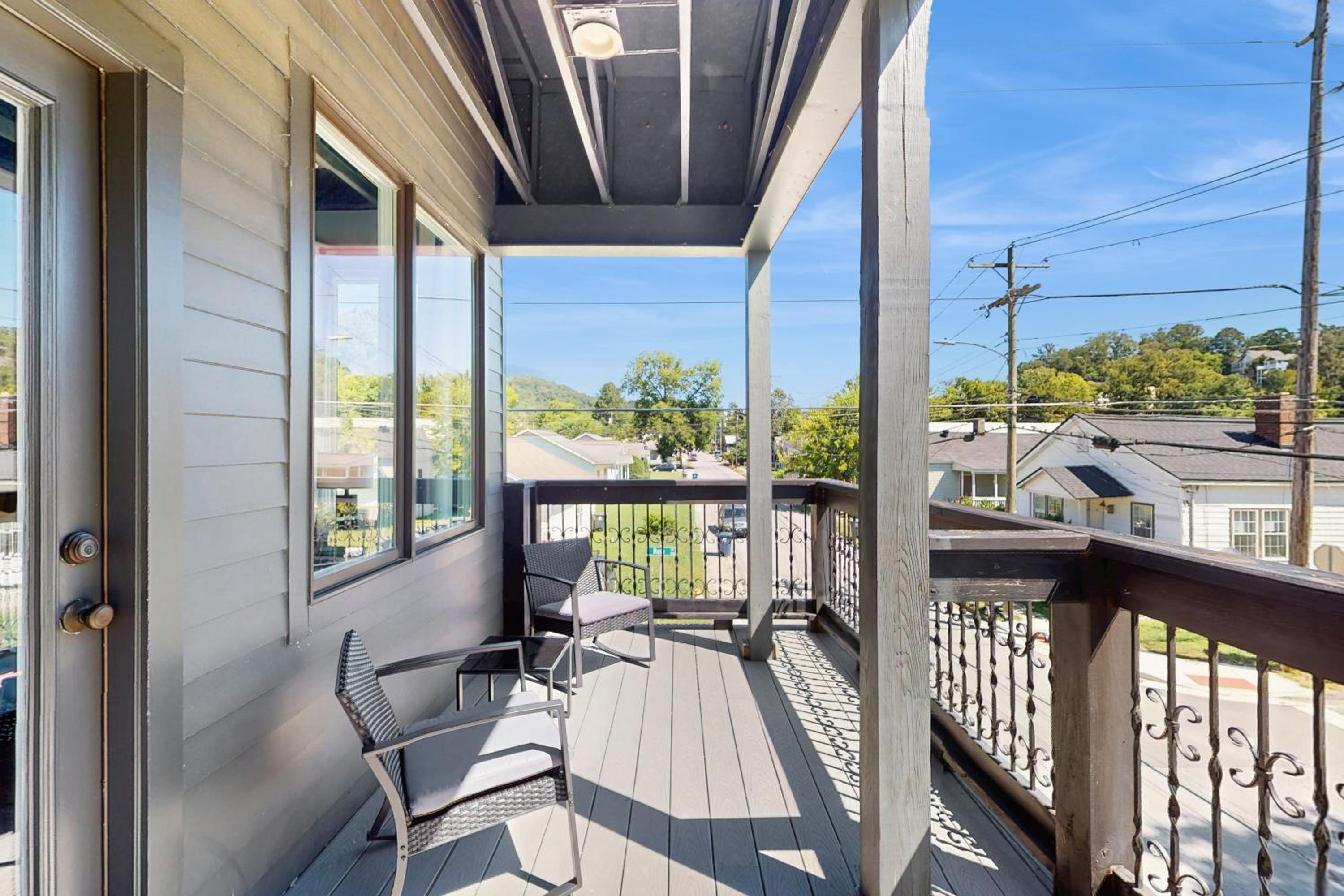 Walkable Gem! Dtwn Chattanooga Base with Balcony