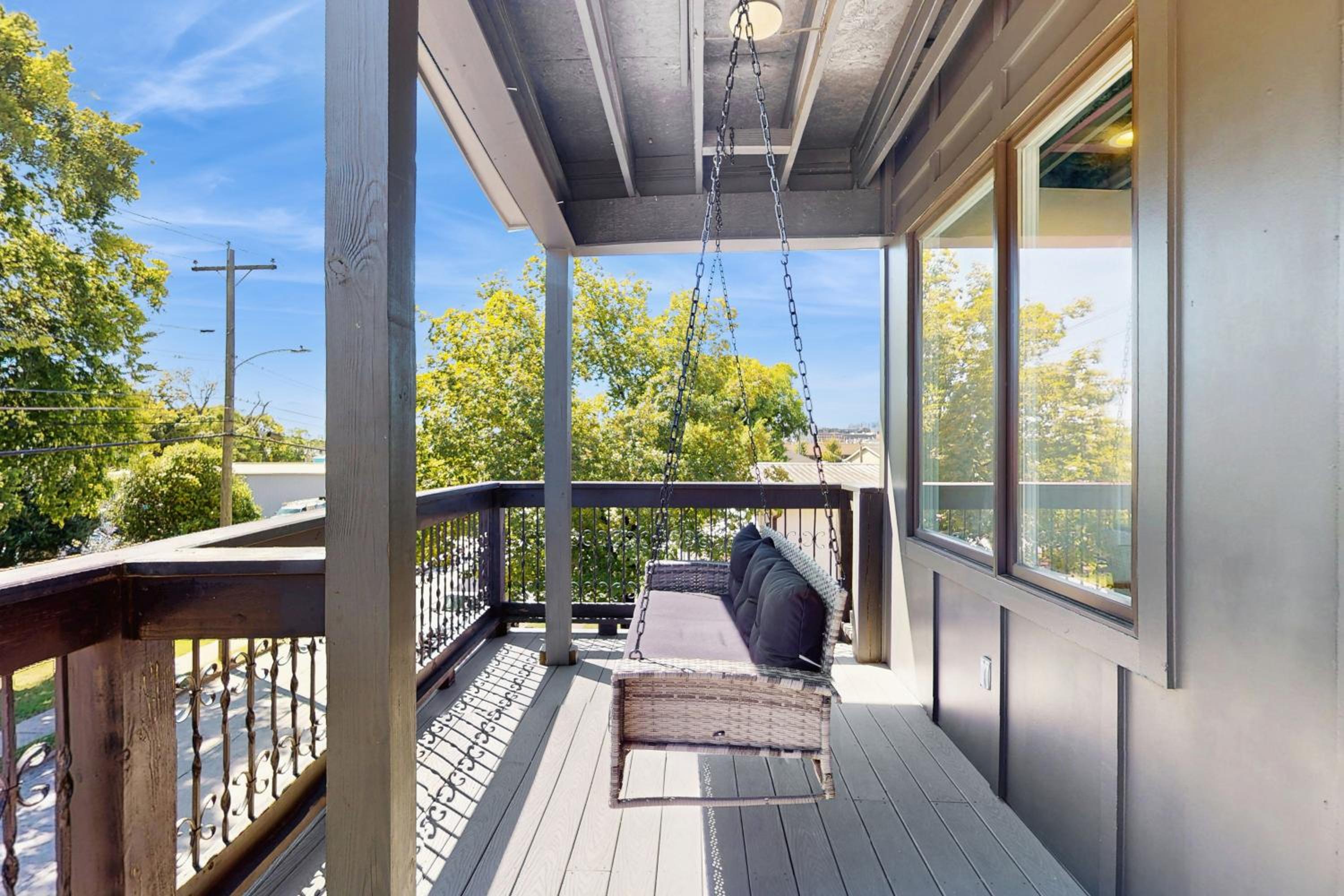 Walkable Gem! Dtwn Chattanooga Base with Balcony