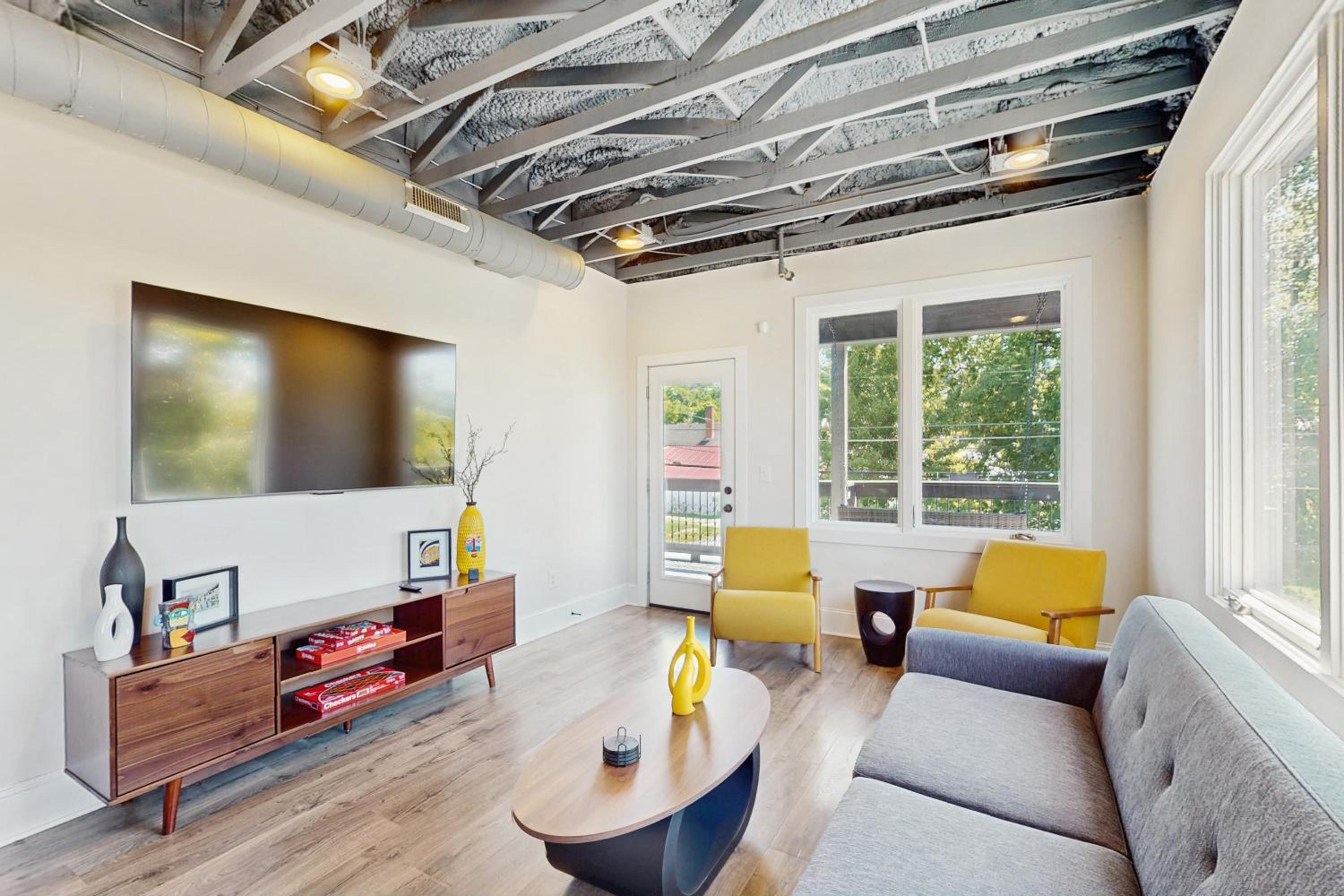 Walkable Gem! Dtwn Chattanooga Base with Balcony