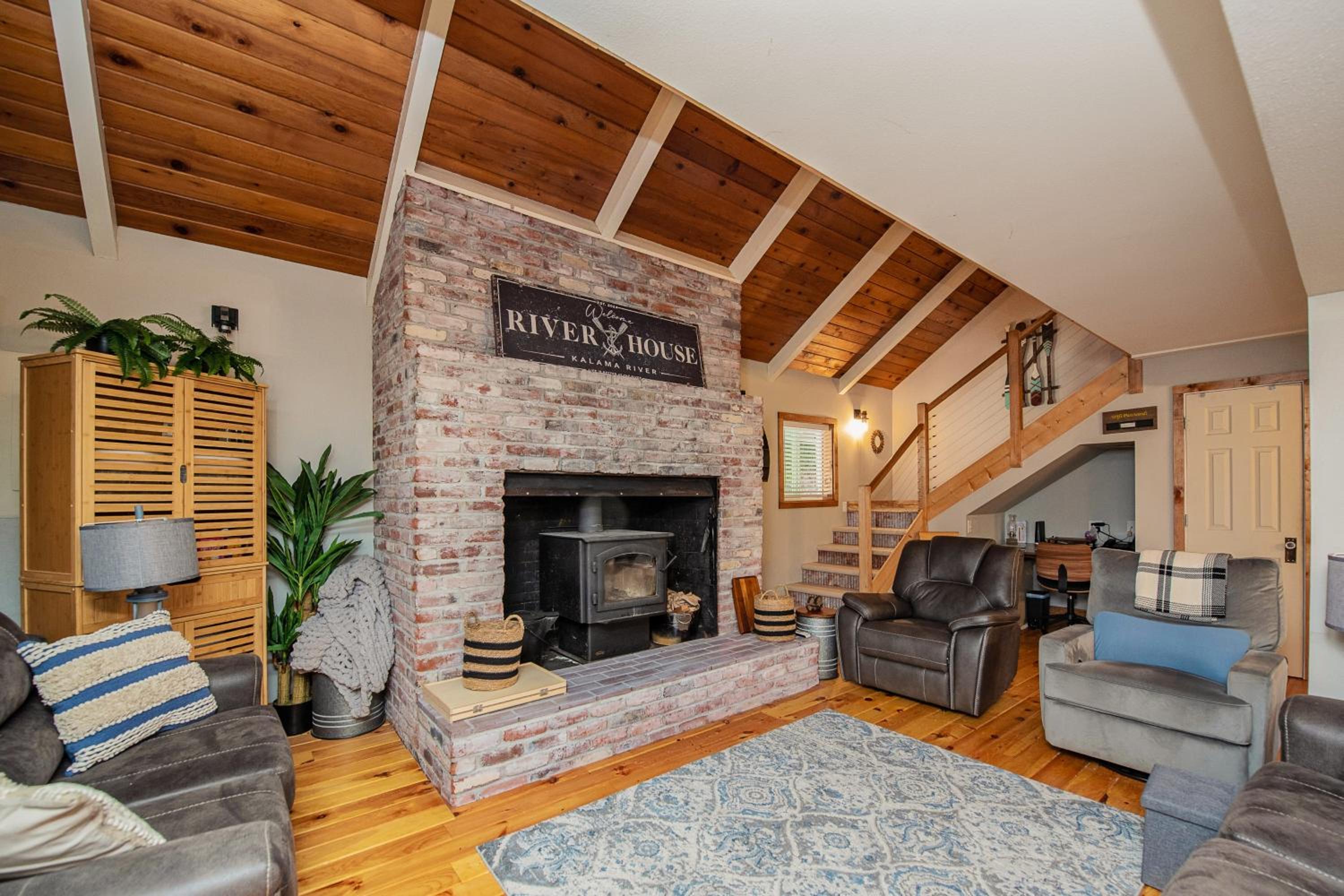 Riverfront Home with Views in Kalama, Pets Welcome!