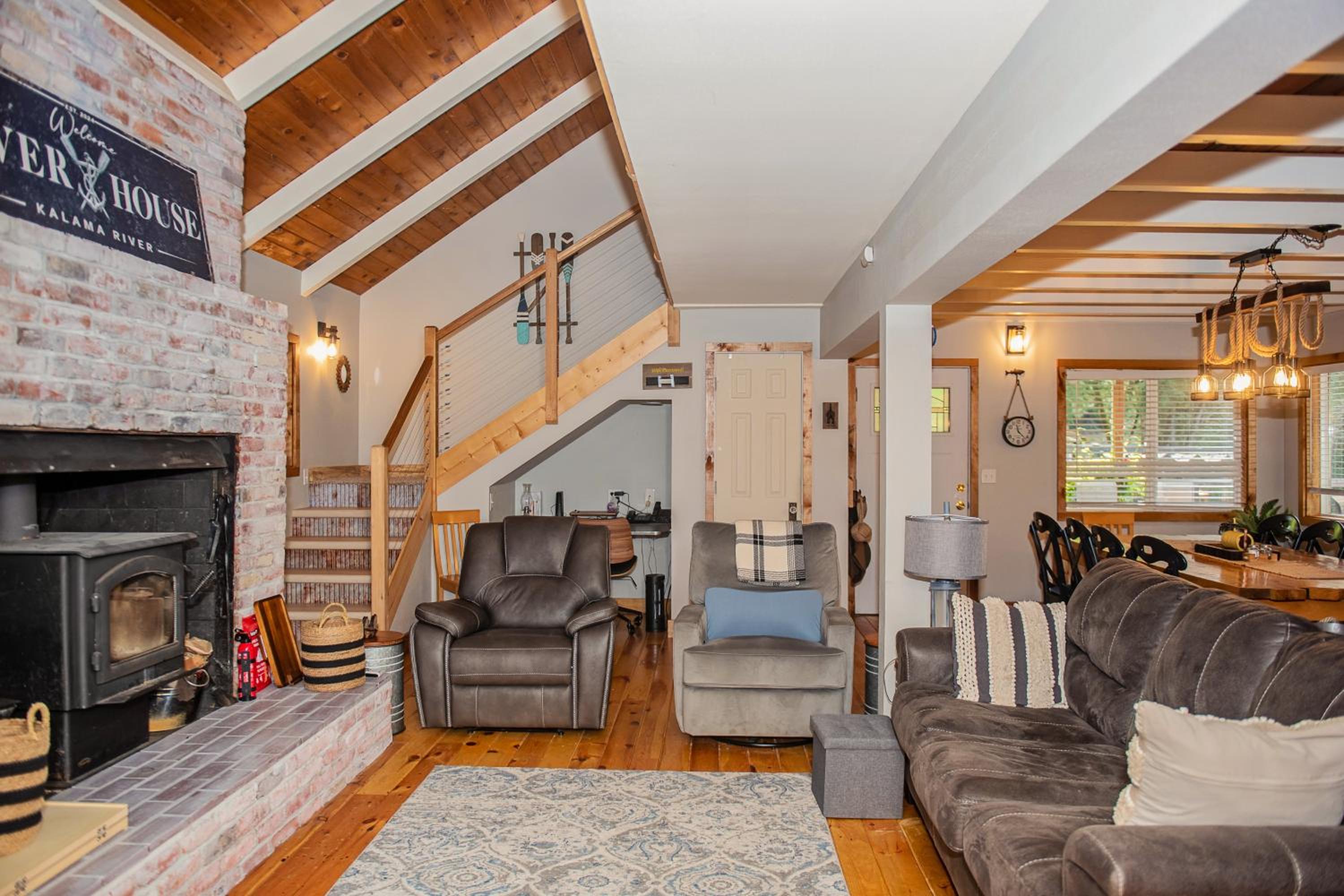 Riverfront Home with Views in Kalama, Pets Welcome!