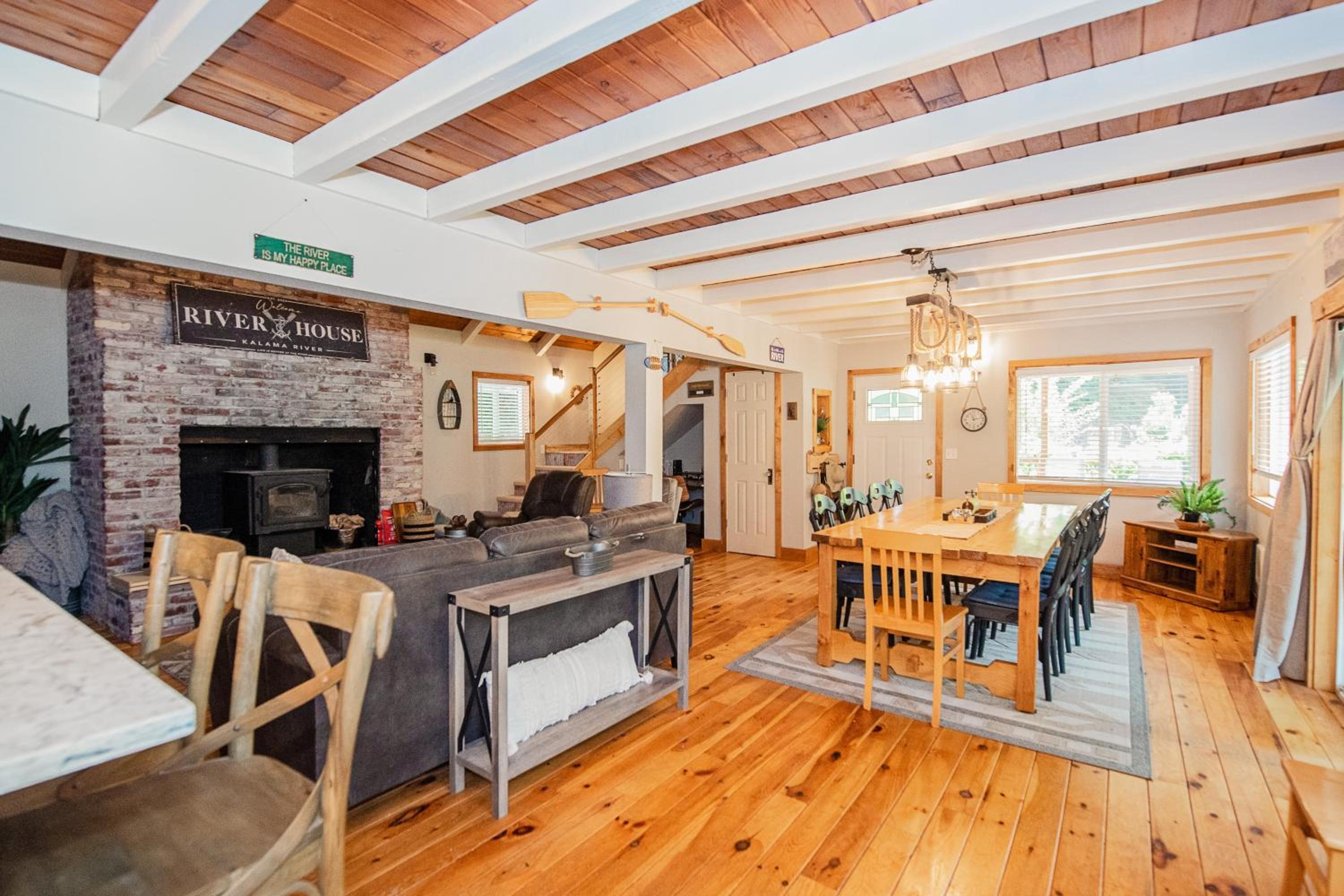 Riverfront Home with Views in Kalama, Pets Welcome!