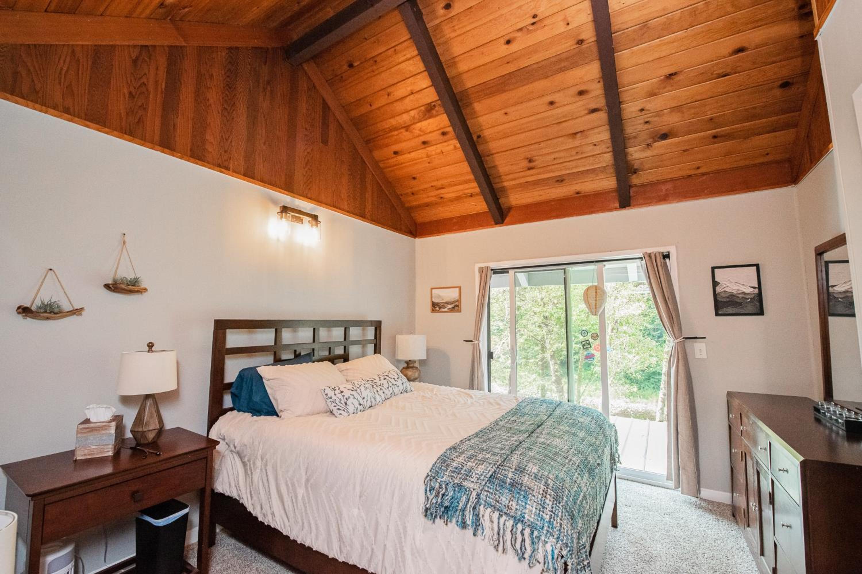 Riverfront Home with Views in Kalama, Pets Welcome!