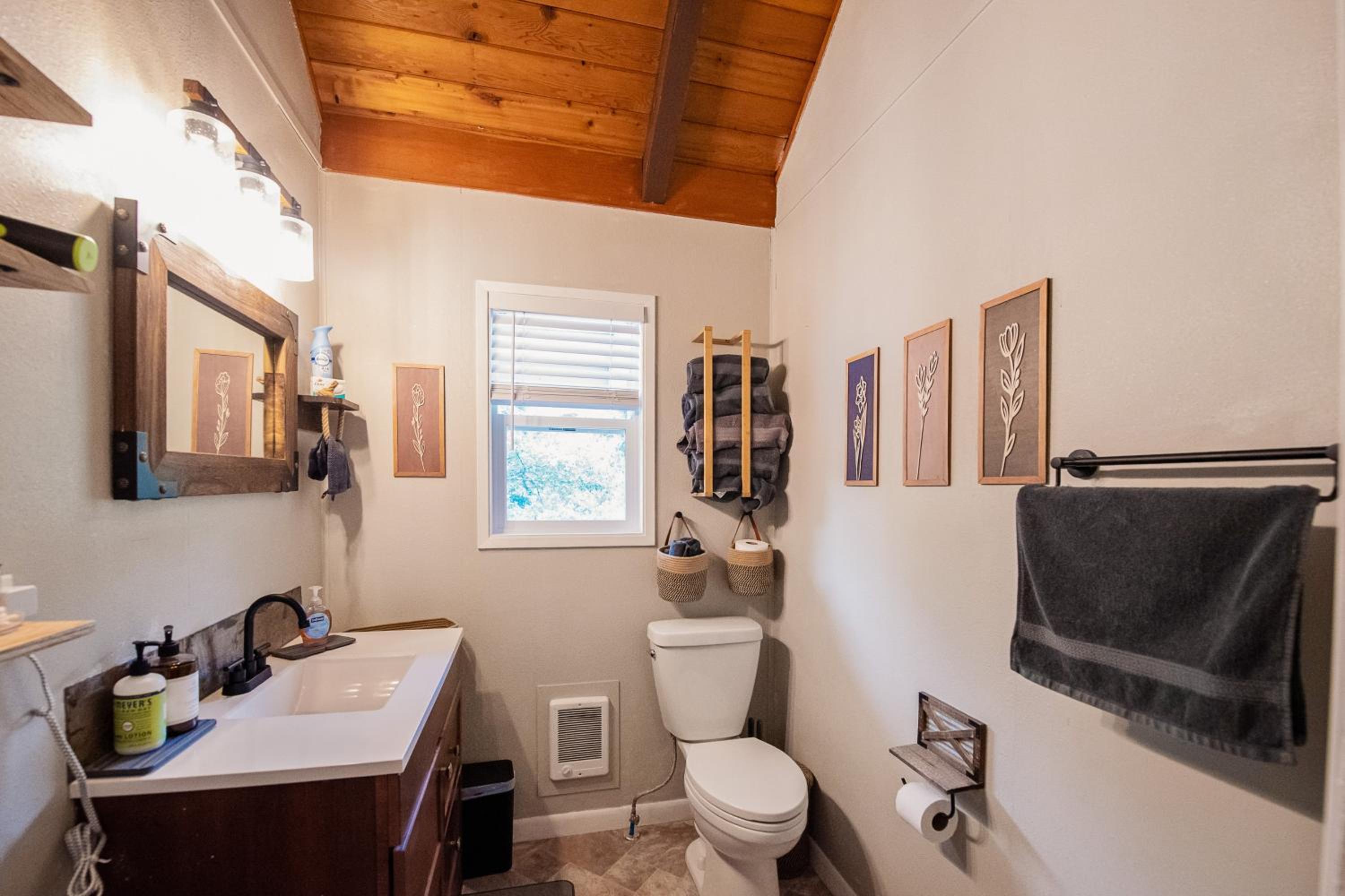 Riverfront Home with Views in Kalama, Pets Welcome!