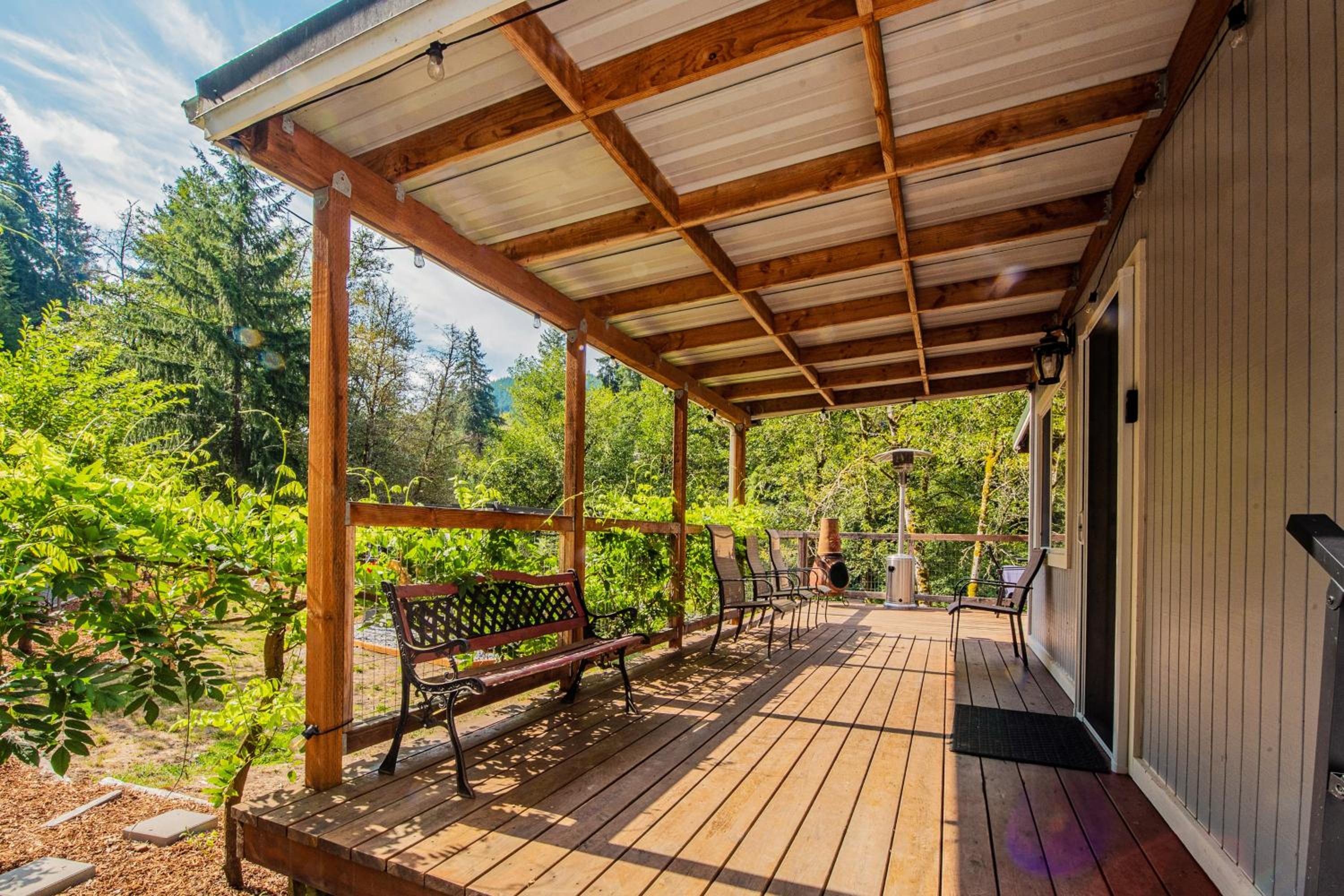 Riverfront Home with Views in Kalama, Pets Welcome!