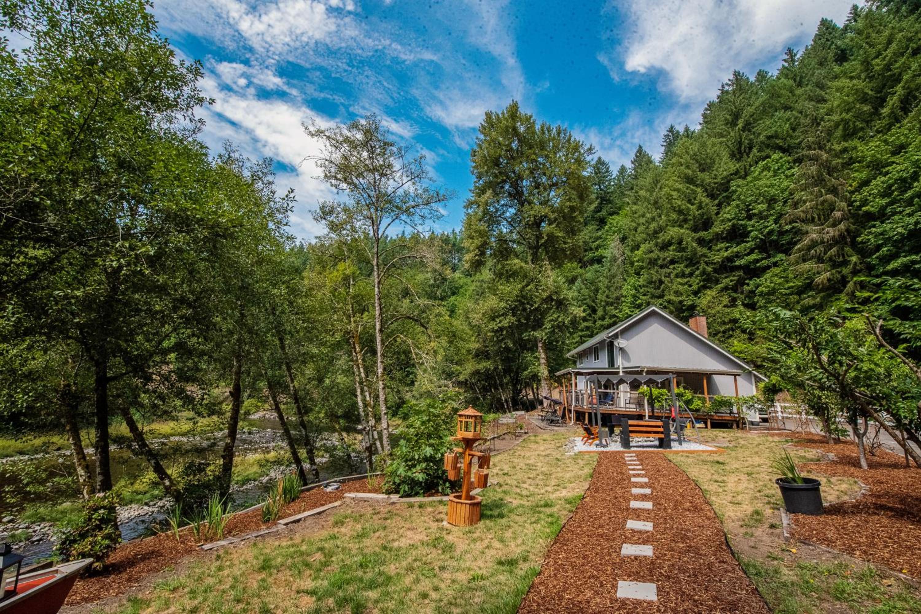 Riverfront Home with Views in Kalama, Pets Welcome!