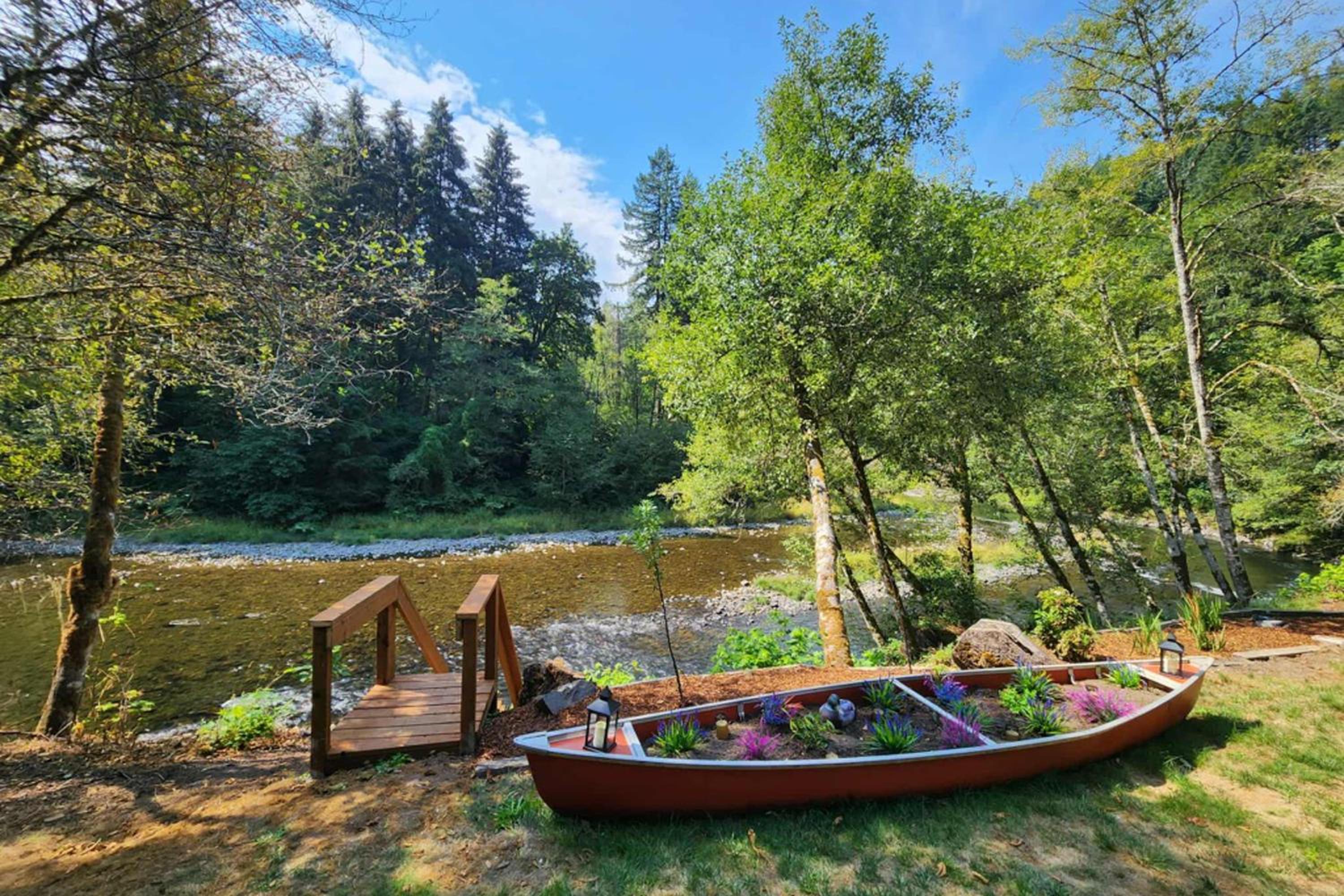 Riverfront Home with Views in Kalama, Pets Welcome!