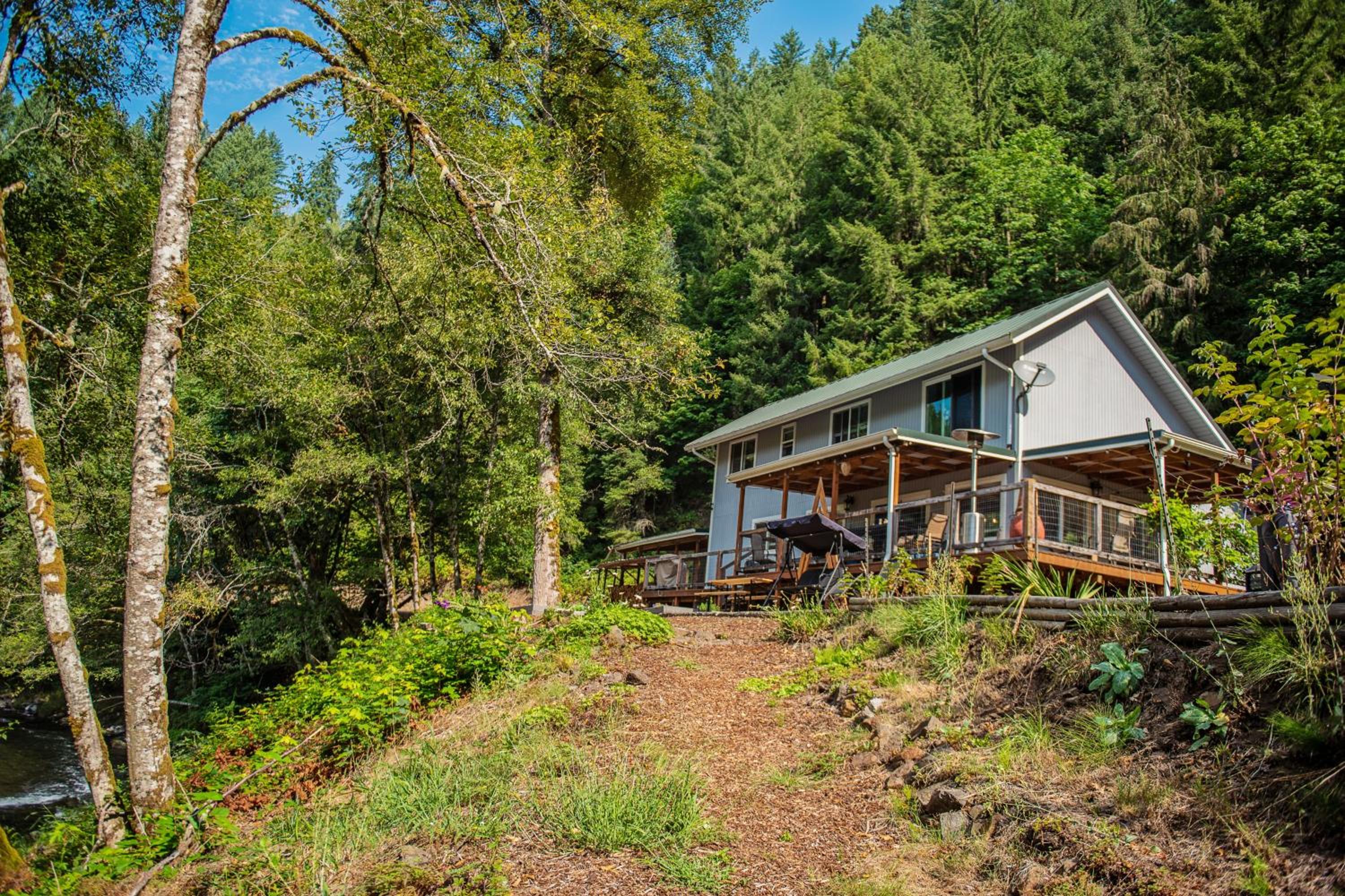 Riverfront Home with Views in Kalama, Pets Welcome!