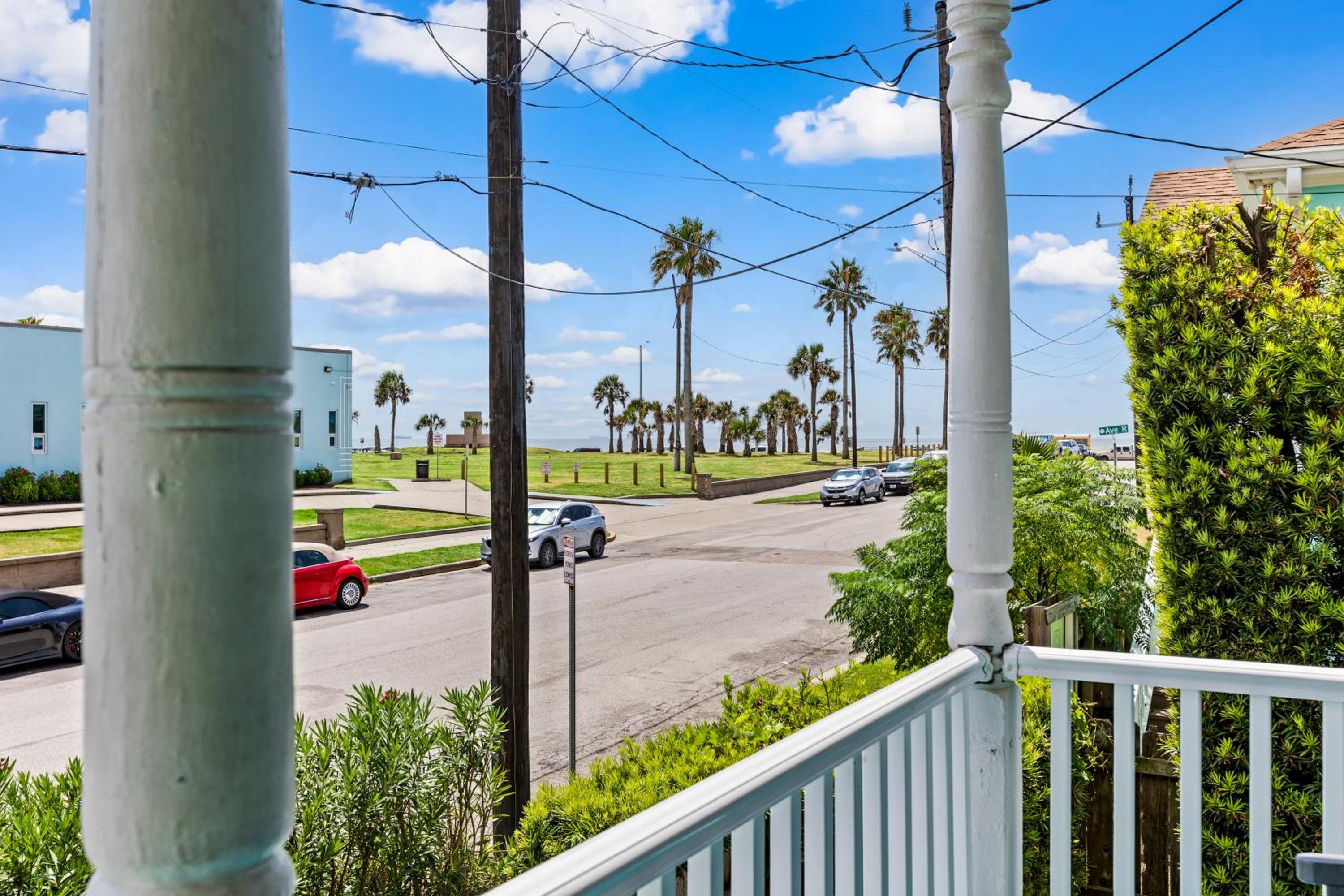 Family & Pet-Friendly - Walk to Beach & Pier