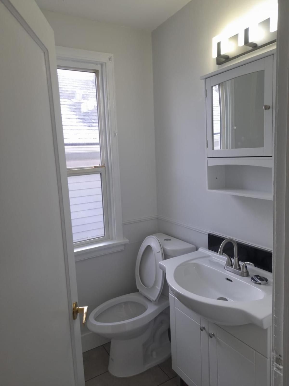 Bright & Chic 3-Bedroom Retreat for Family or Business by UofA Whyte Ave Downtown in Edmonton