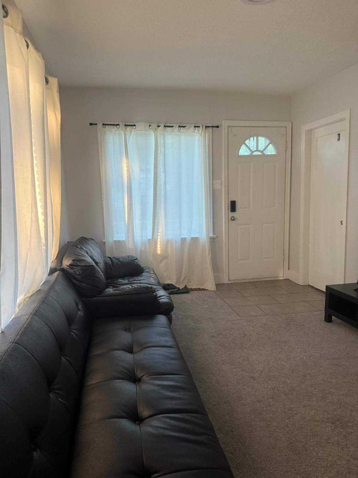 Bright & Chic 3-Bedroom Retreat for Family or Business by UofA Whyte Ave Downtown in Edmonton