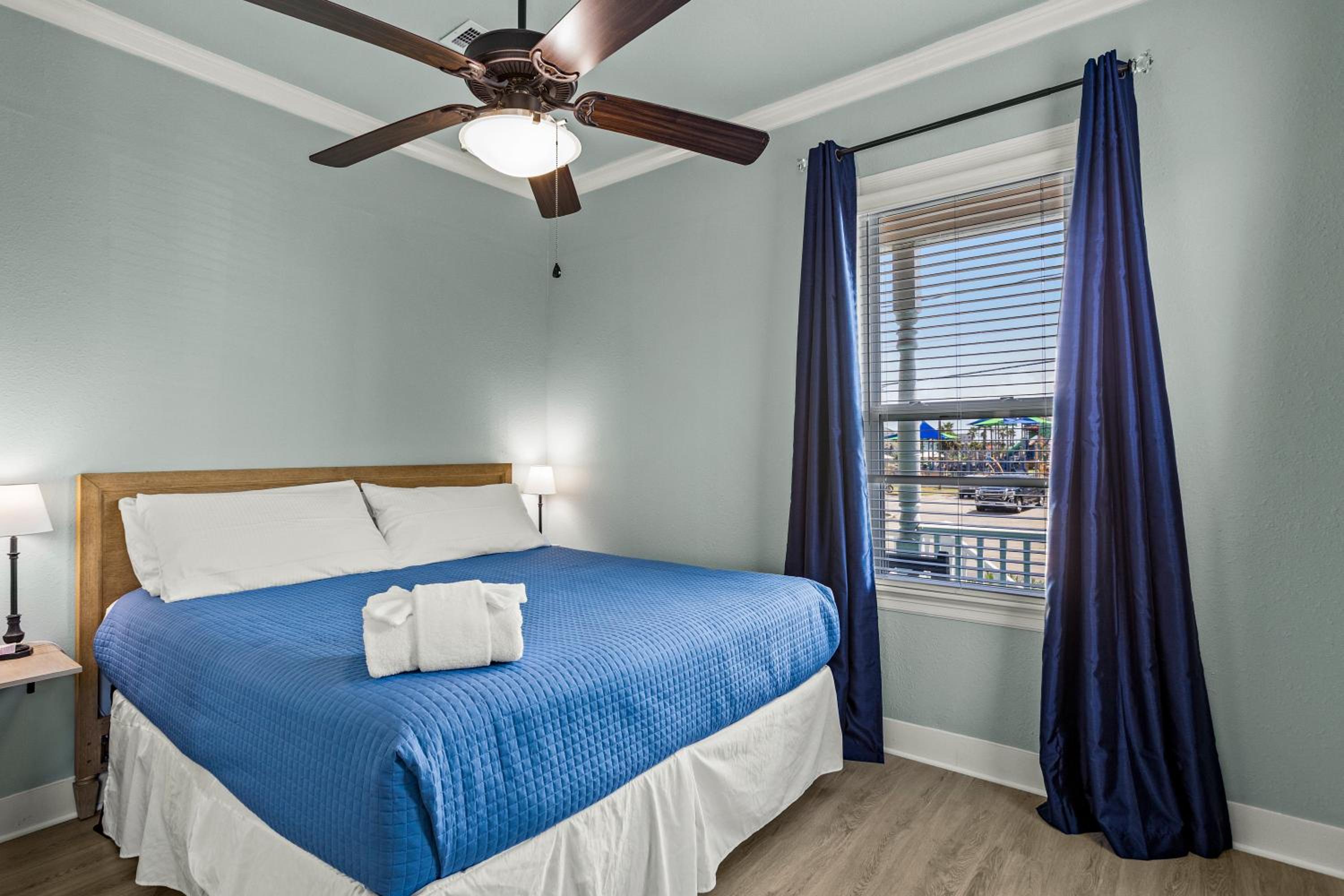 Family & Pet-Friendly - Walk to Beach & Pier