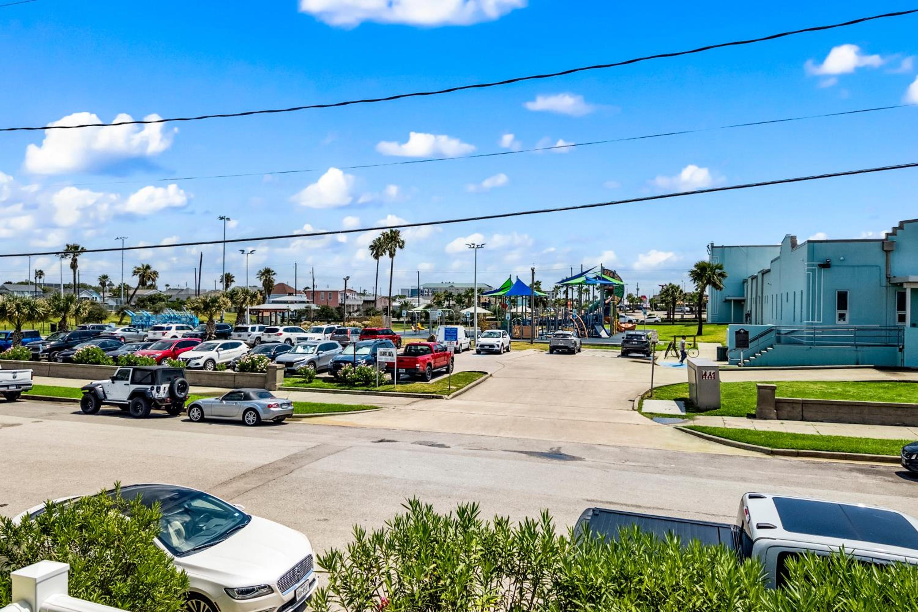 Family & Pet-Friendly - Walk to Beach & Pier