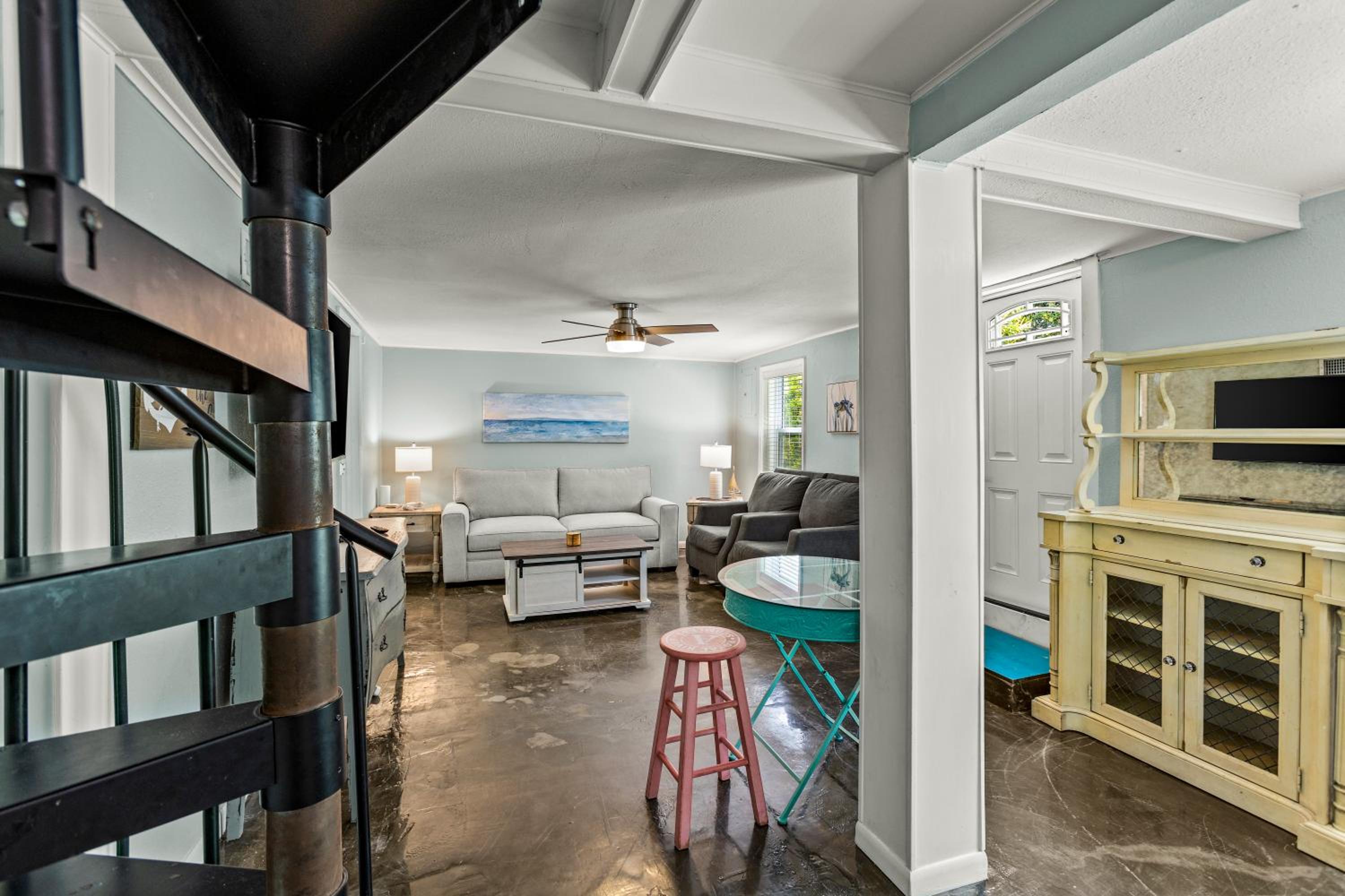 Family & Pet-Friendly - Walk to Beach & Pier