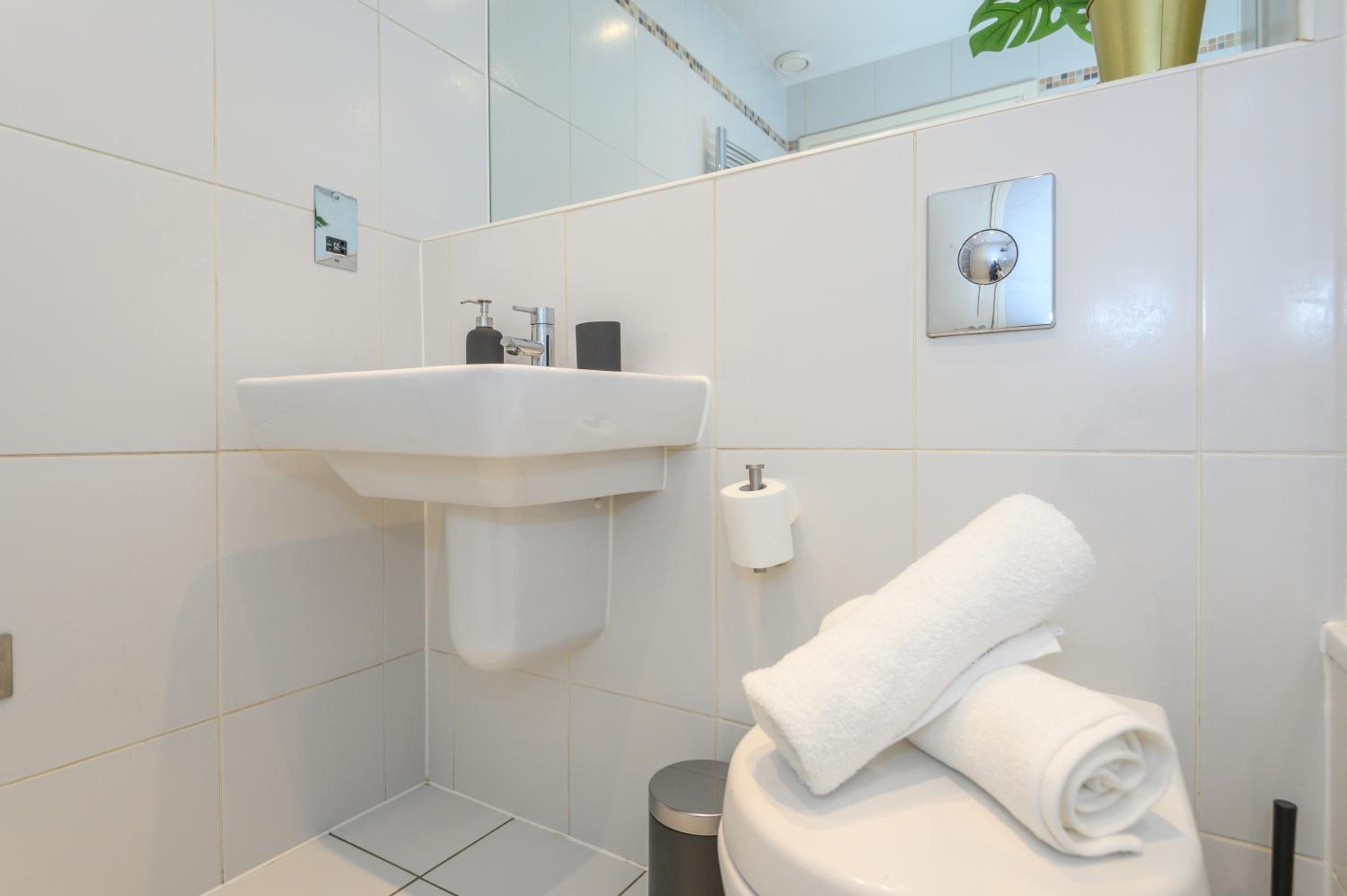 Central Business Class Apartment - Luxury Living