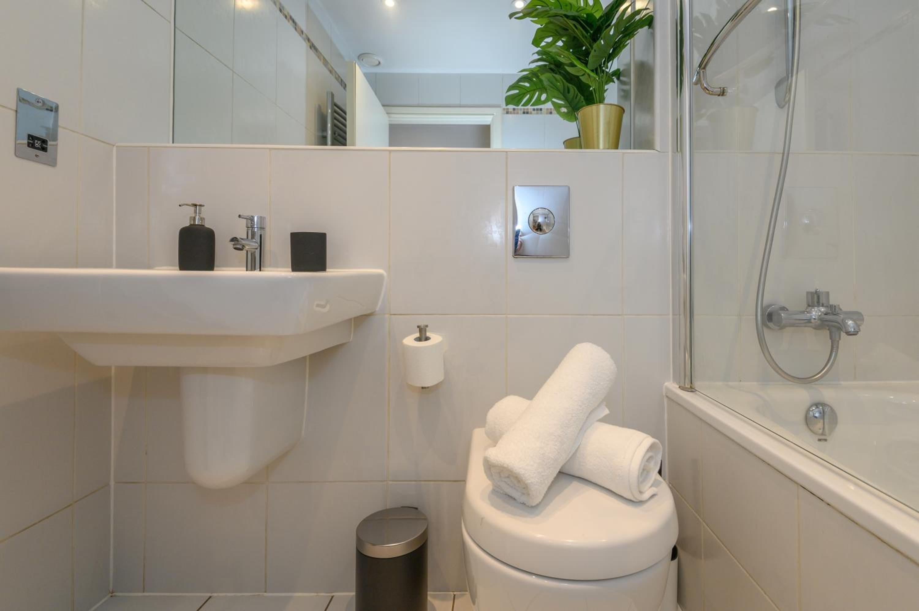 Central Business Class Apartment - Luxury Living