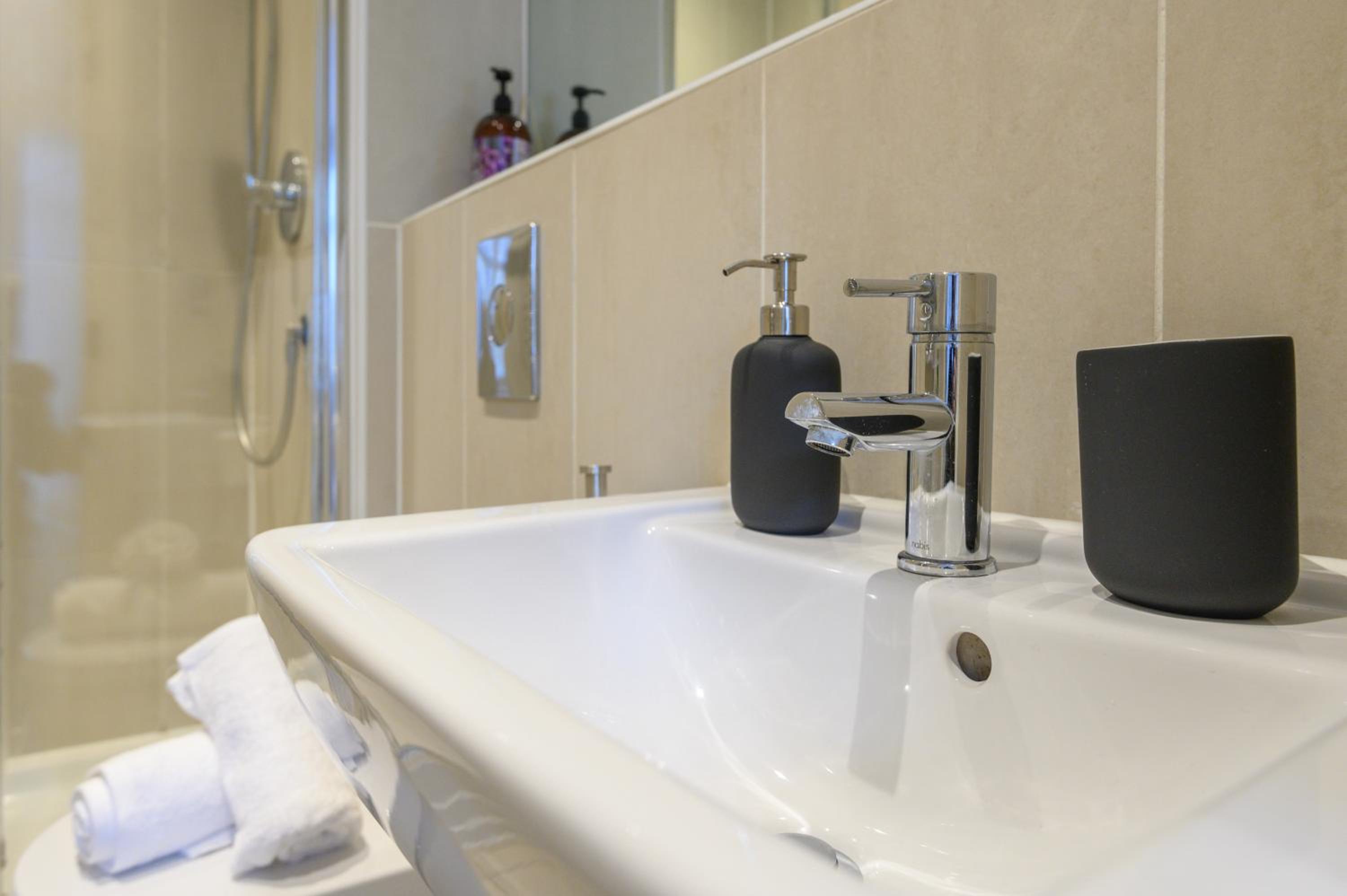 Central Business Class Apartment - Luxury Living