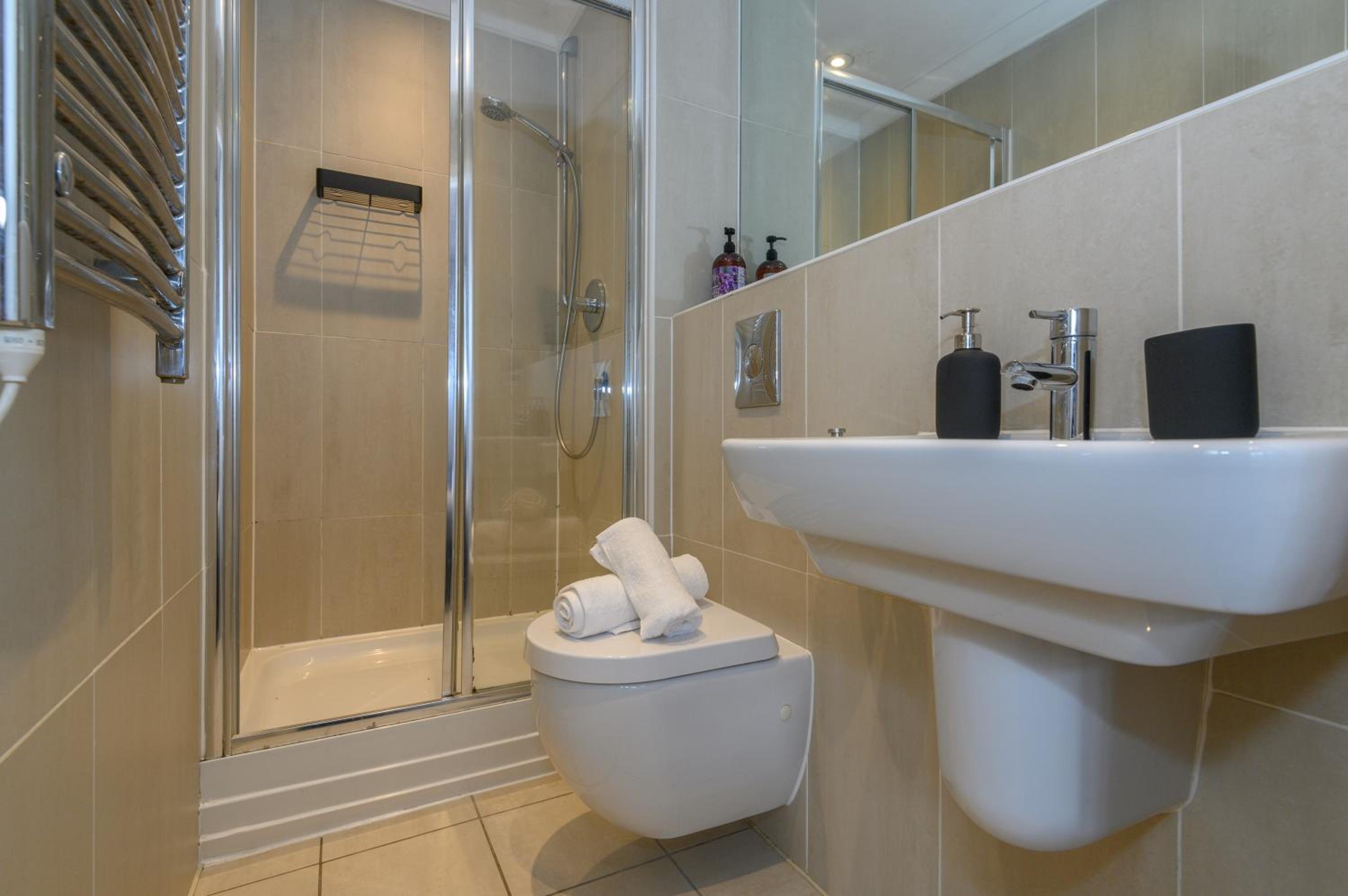 Central Business Class Apartment - Luxury Living