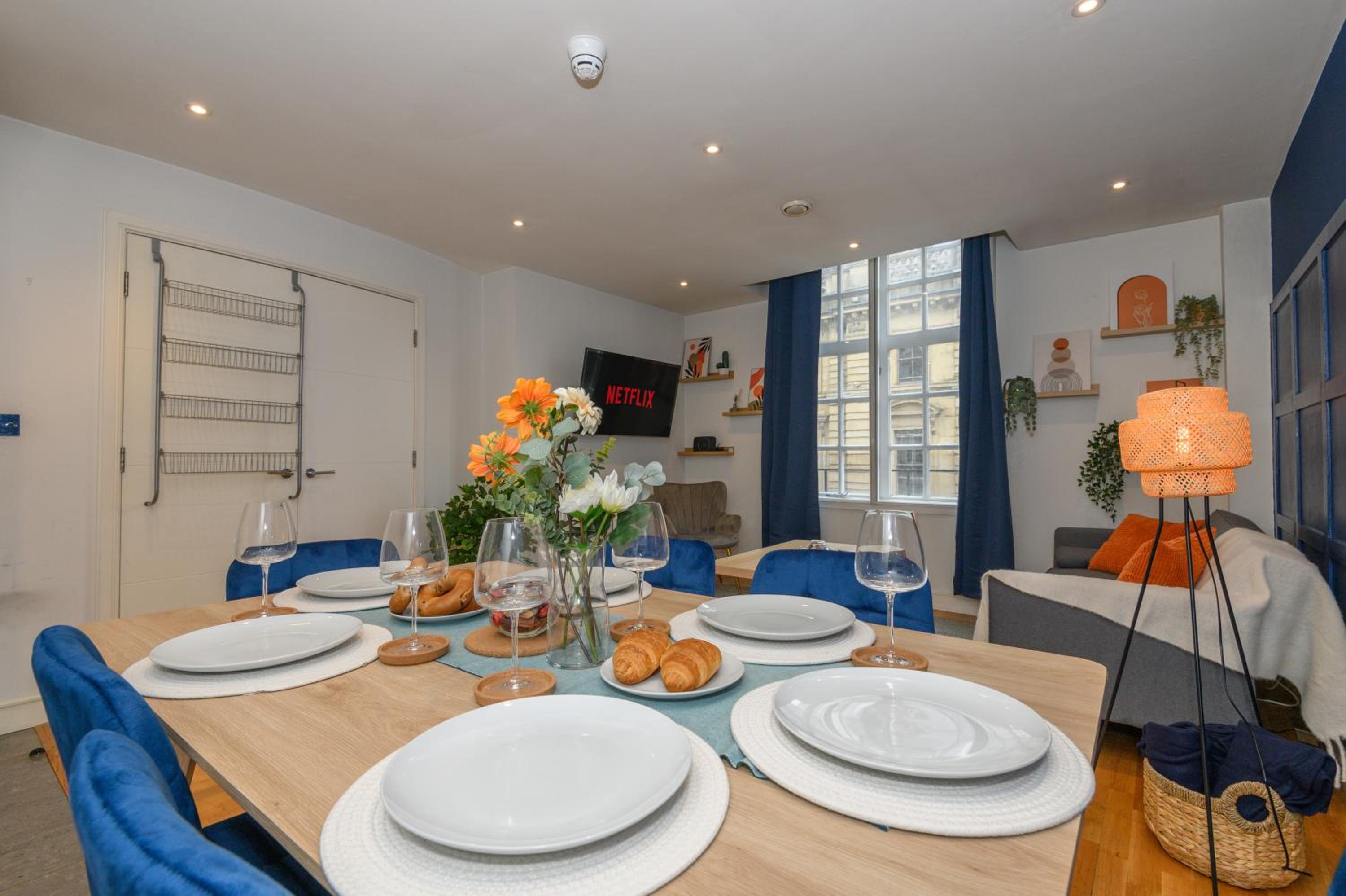 Central Business Class Apartment - Luxury Living