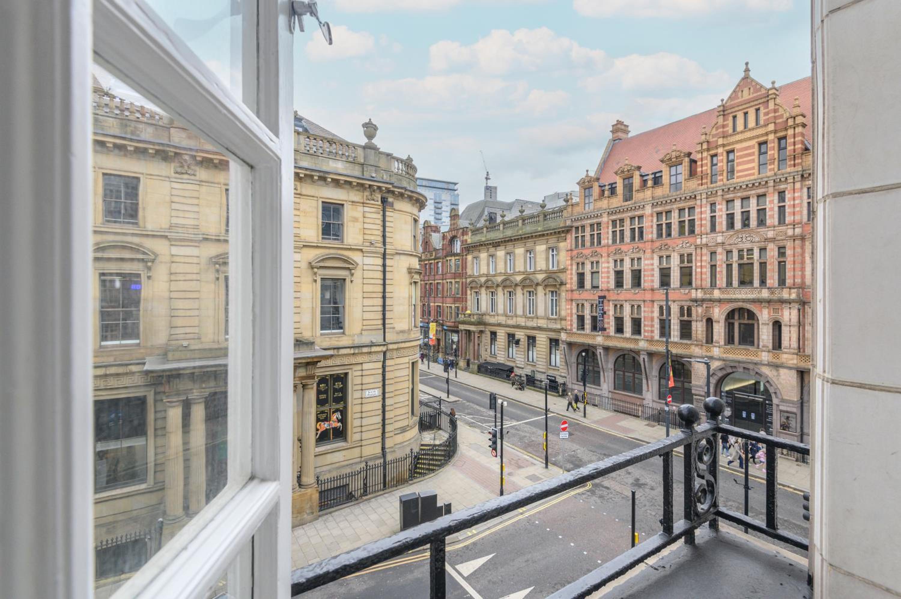 Central Business Class Apartment - Luxury Living