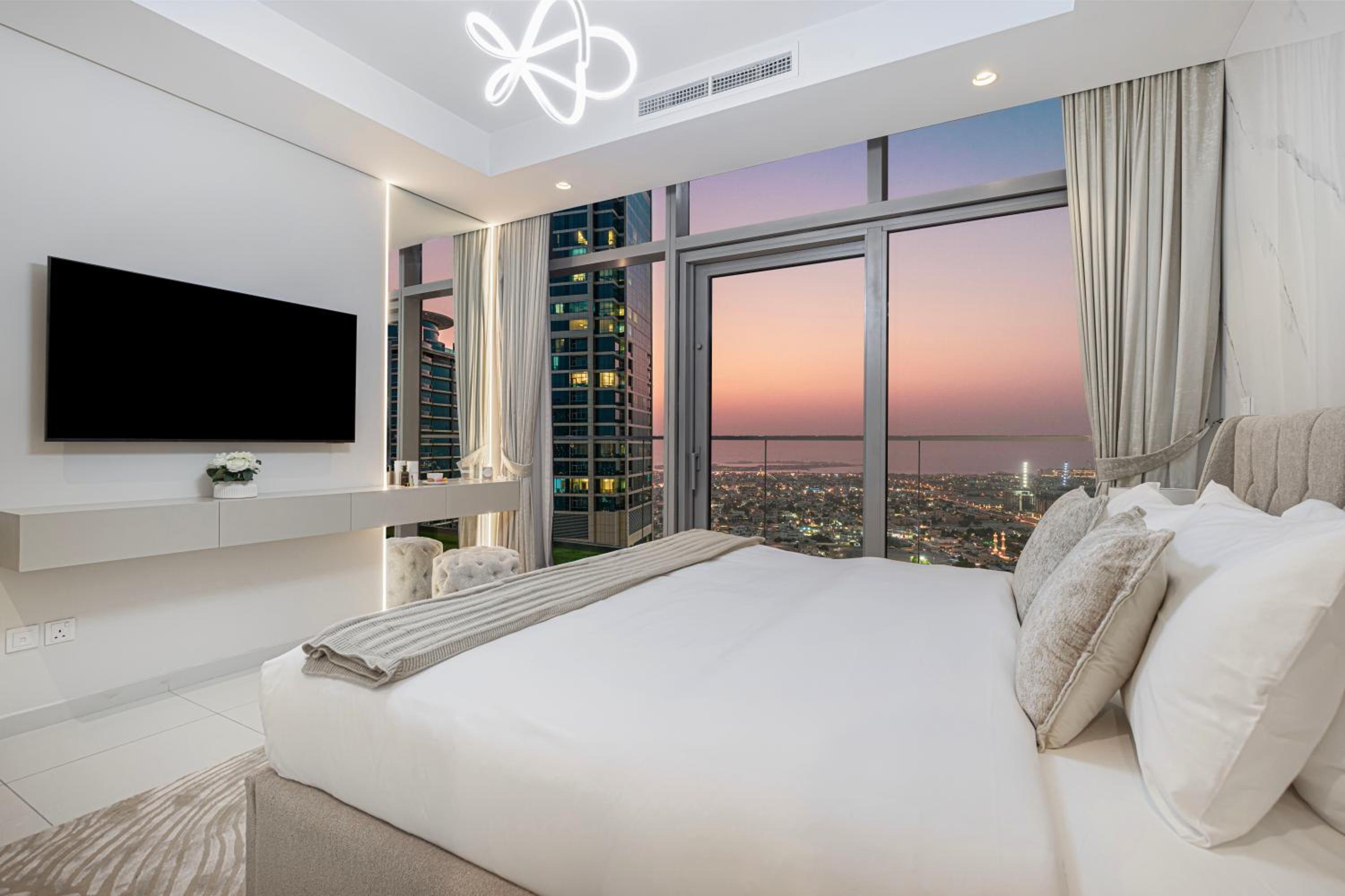 Paramount Midtown by Luxe Living