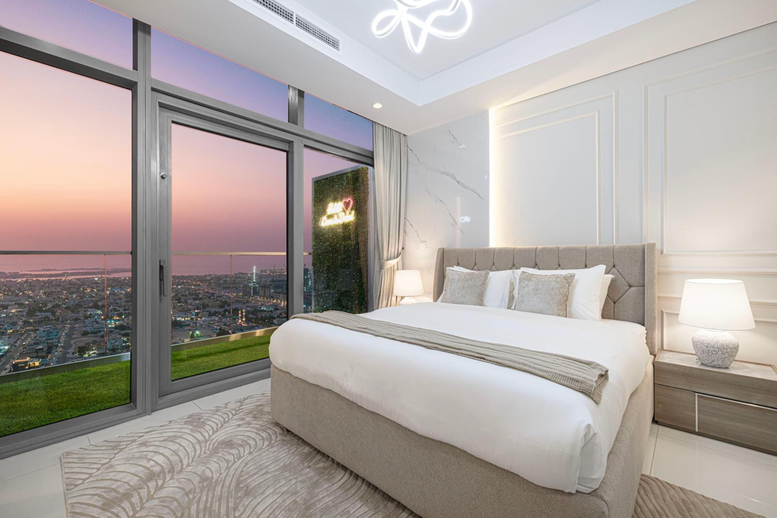 Paramount Midtown by Luxe Living
