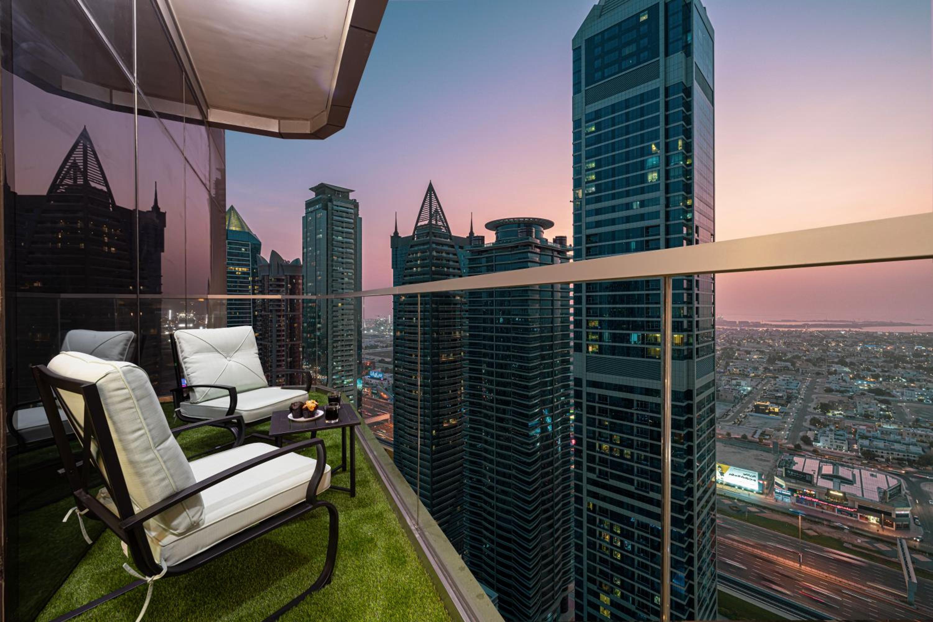 Paramount Midtown by Luxe Living